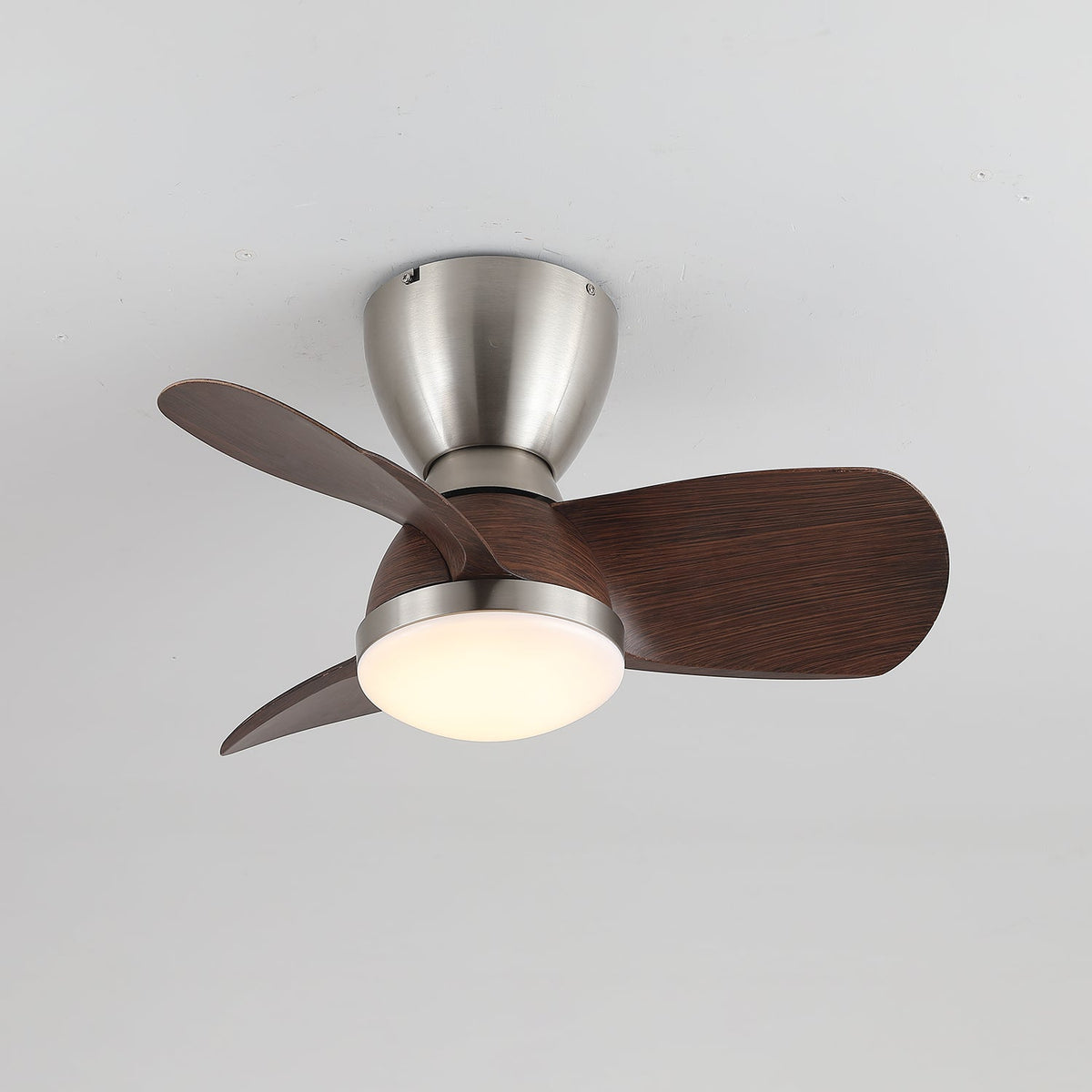 Aldiian ventilador de techo con luz minimalista de latón y madera de nogal