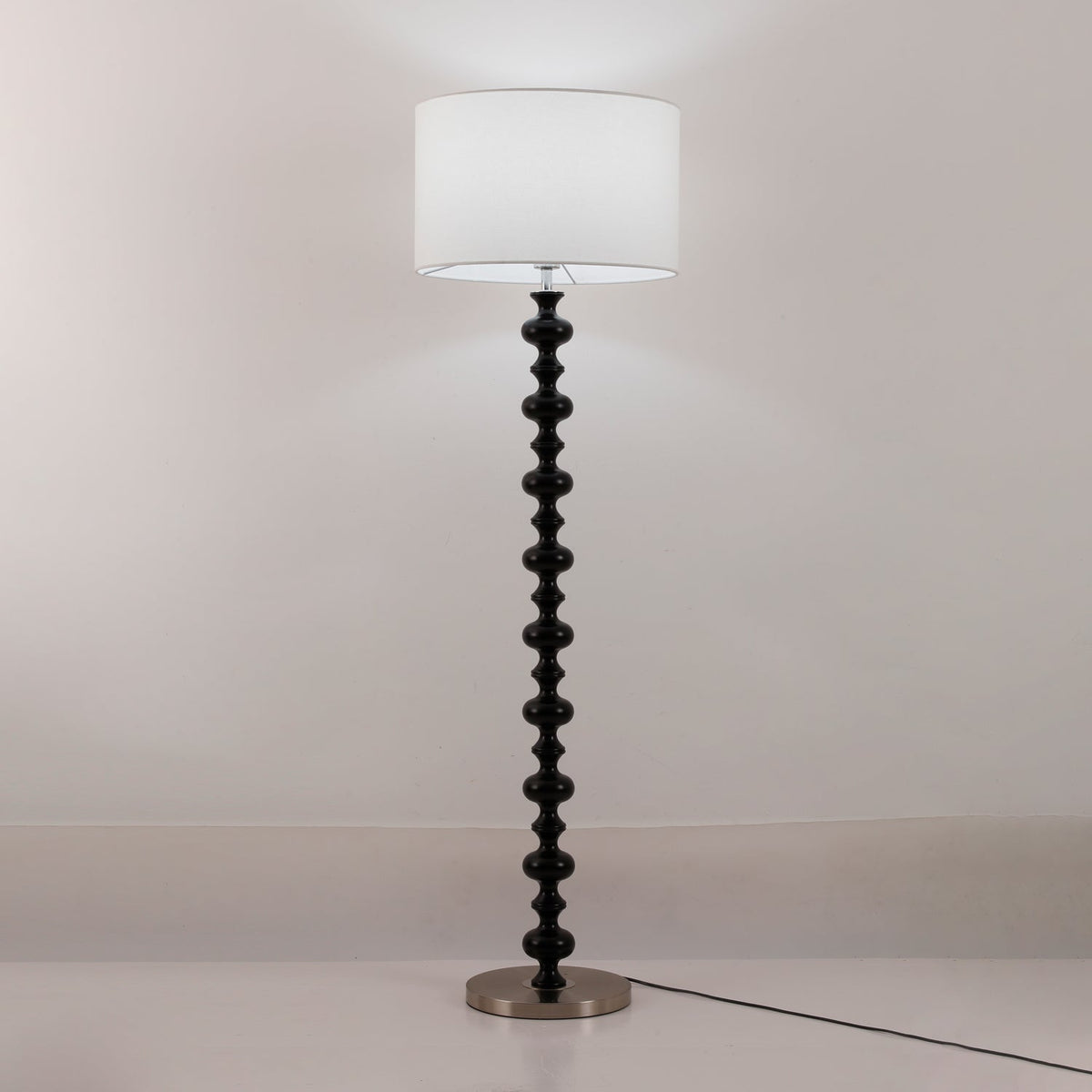 Eloisen lámpara de pie de madera y tela minimalista