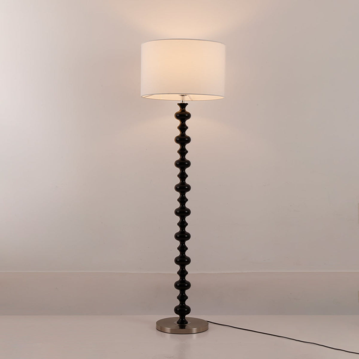 Eloisen lámpara de pie de madera y tela minimalista