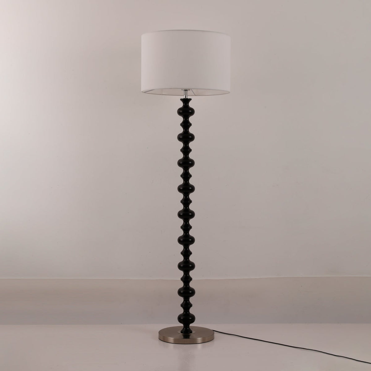 Eloisen lámpara de pie de madera y tela minimalista