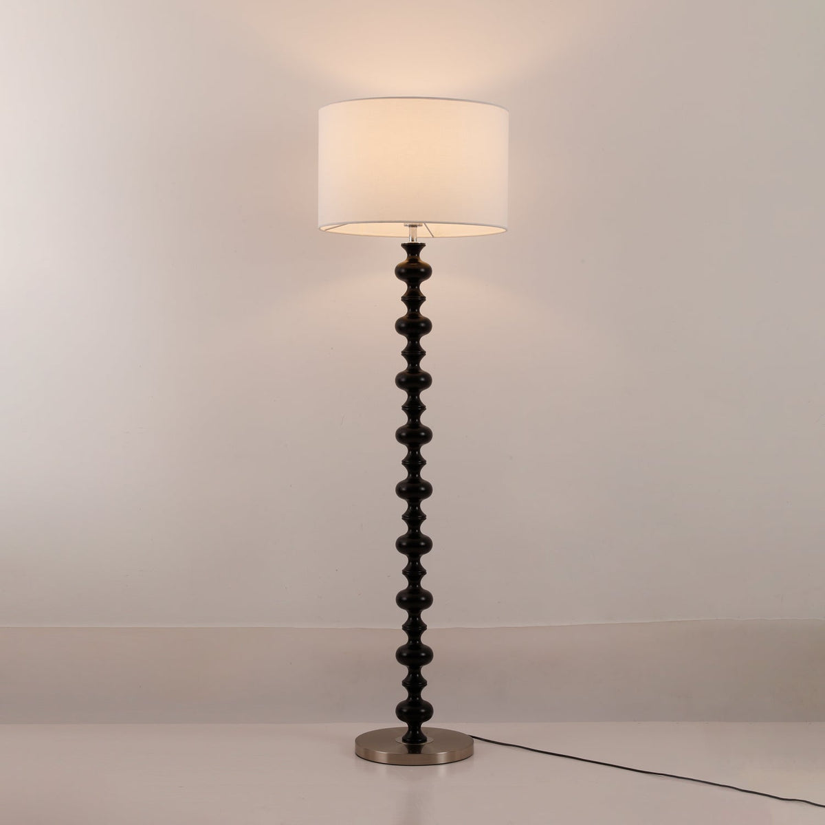 Eloisen lámpara de pie de madera y tela minimalista
