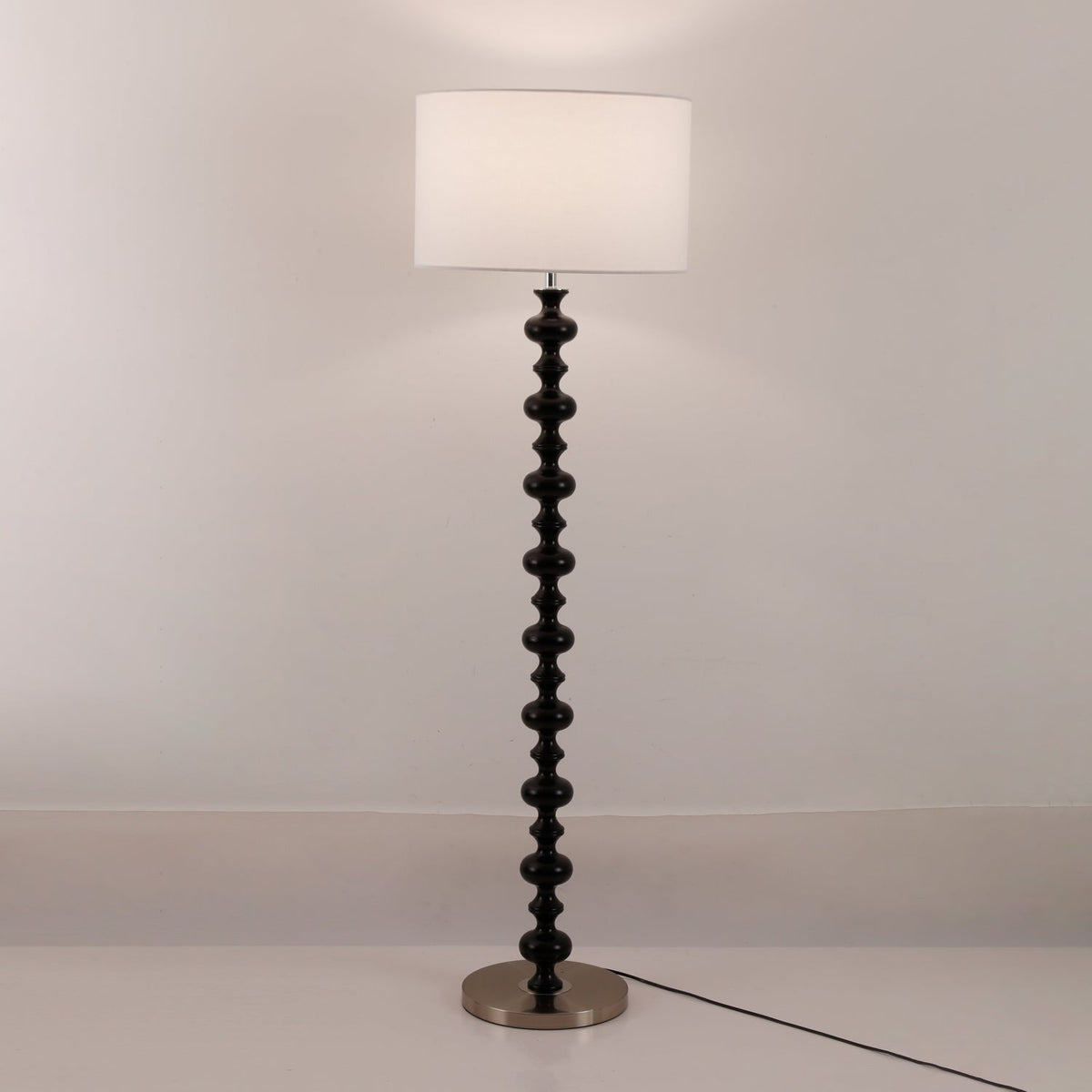 Eloisen lámpara de pie de madera y tela minimalista