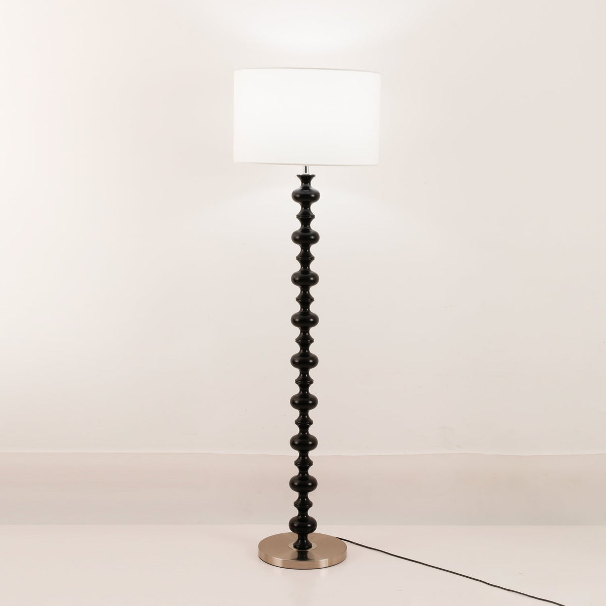 Eloisen lámpara de pie de madera y tela minimalista