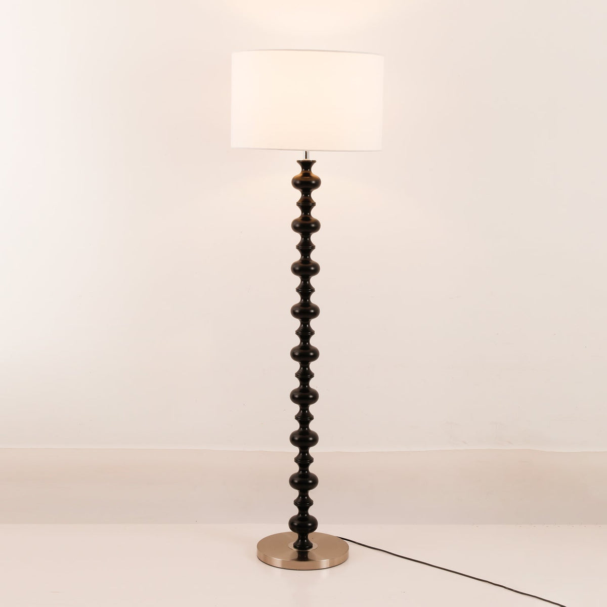Eloisen lámpara de pie de madera y tela minimalista
