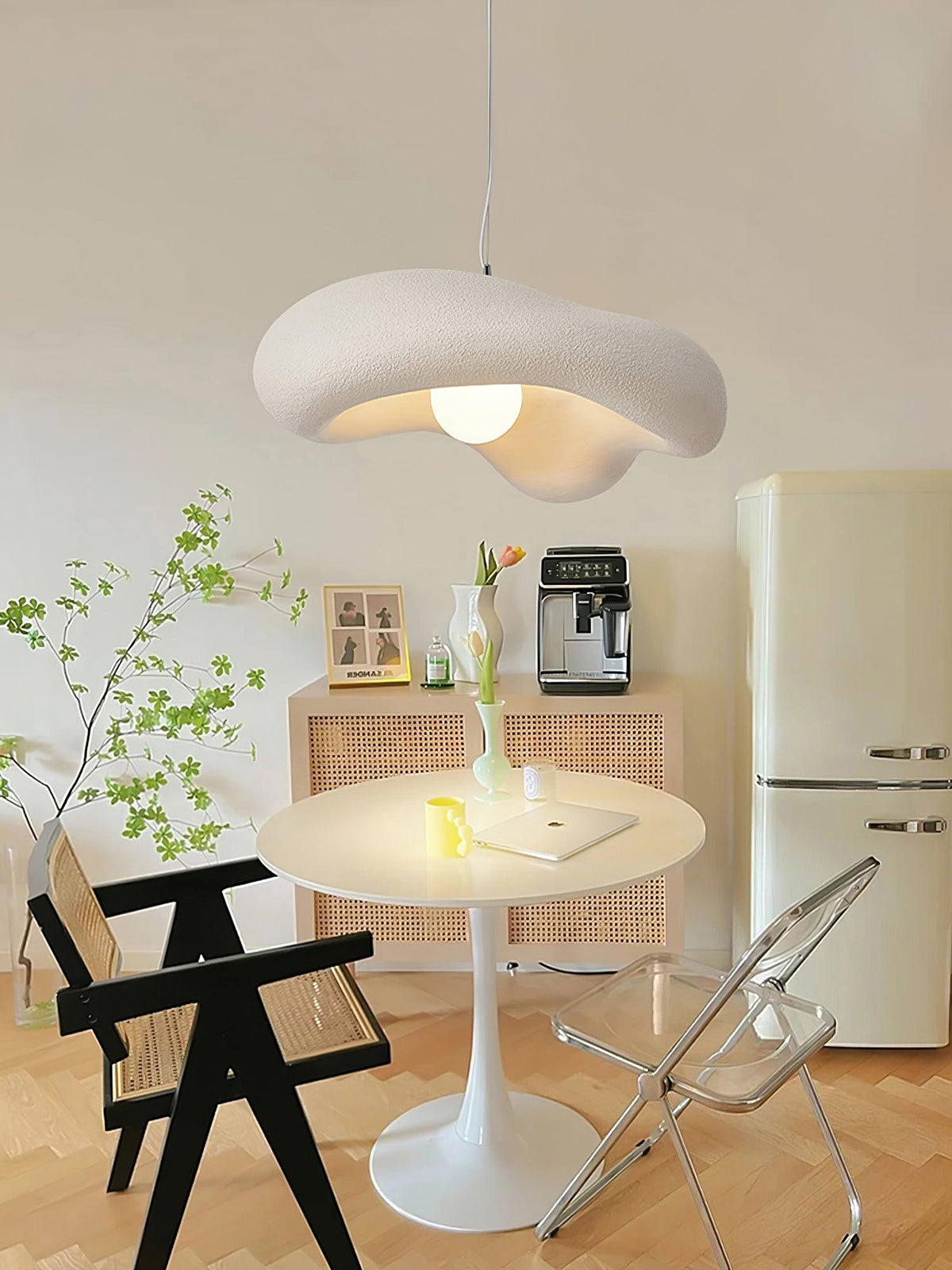 Lámpara colgante de resina en forma orgánica para interiores modernos natural