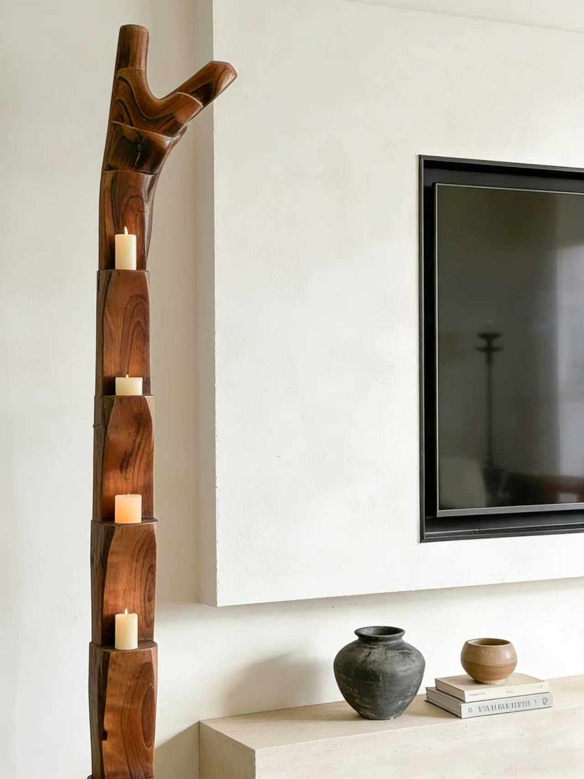 Torre de velas con rama de madera