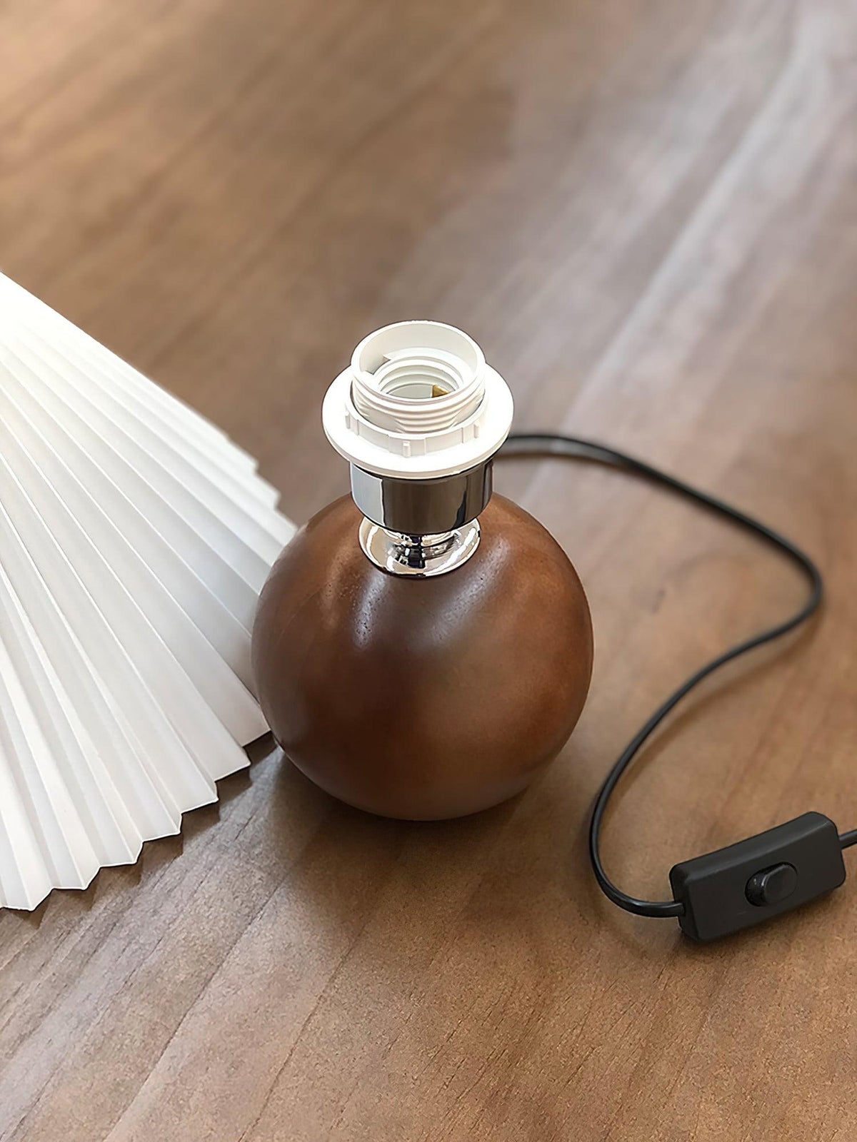 Zesilon lámpara de mesa de bola de madera
