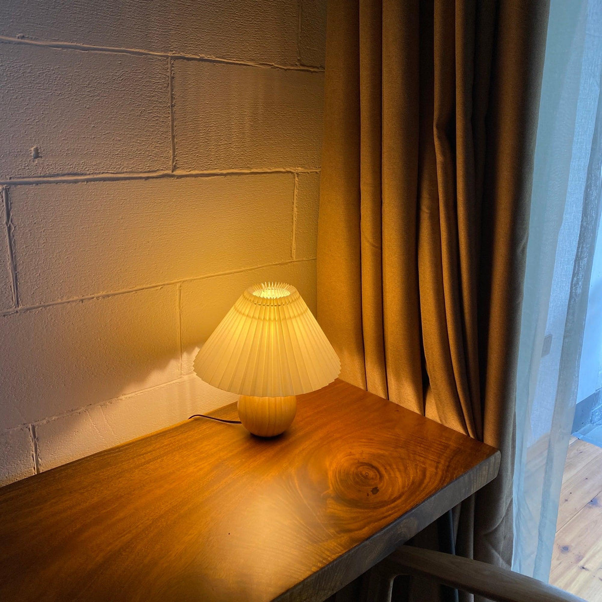 Zesilon lámpara de mesa de bola de madera