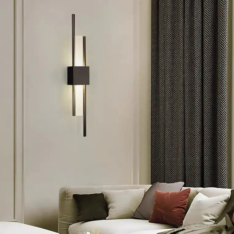 Arisha Minimalita Lineal Metal LED Aplique de Pared Negro/Dorado