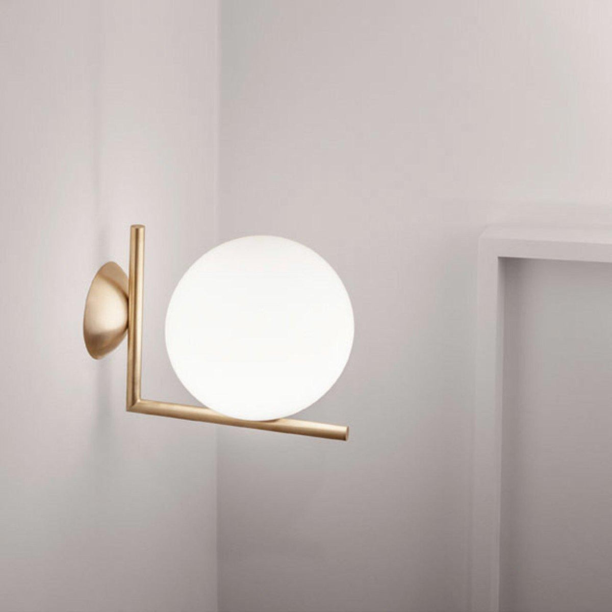 Joanna aplique de pared moderno minimalista en vidrio soplado opalino