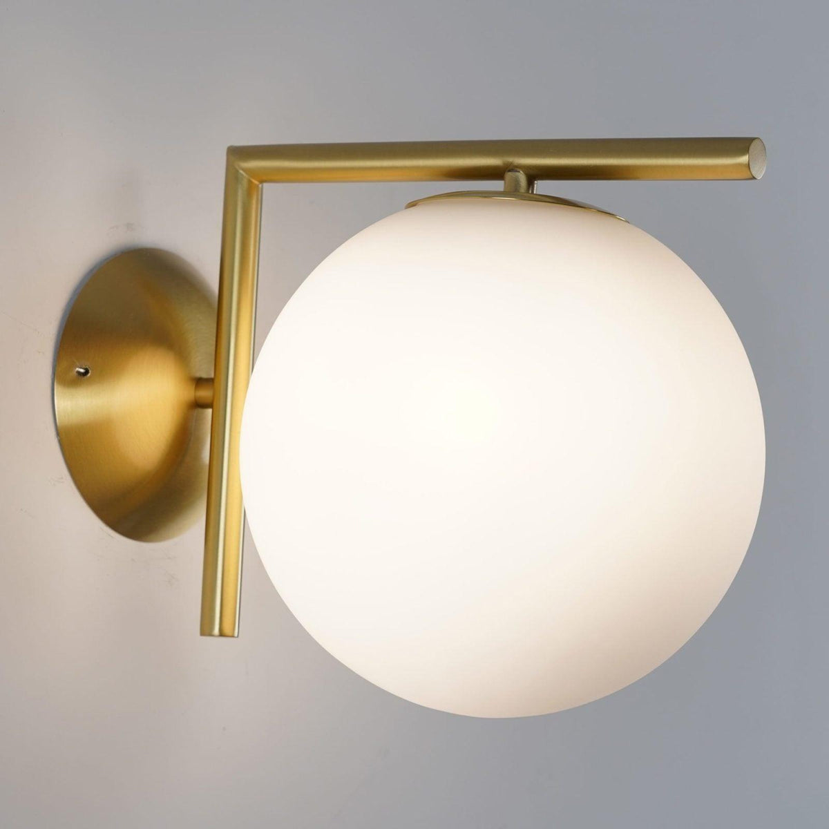 Joanna aplique de pared moderno minimalista en vidrio soplado opalino