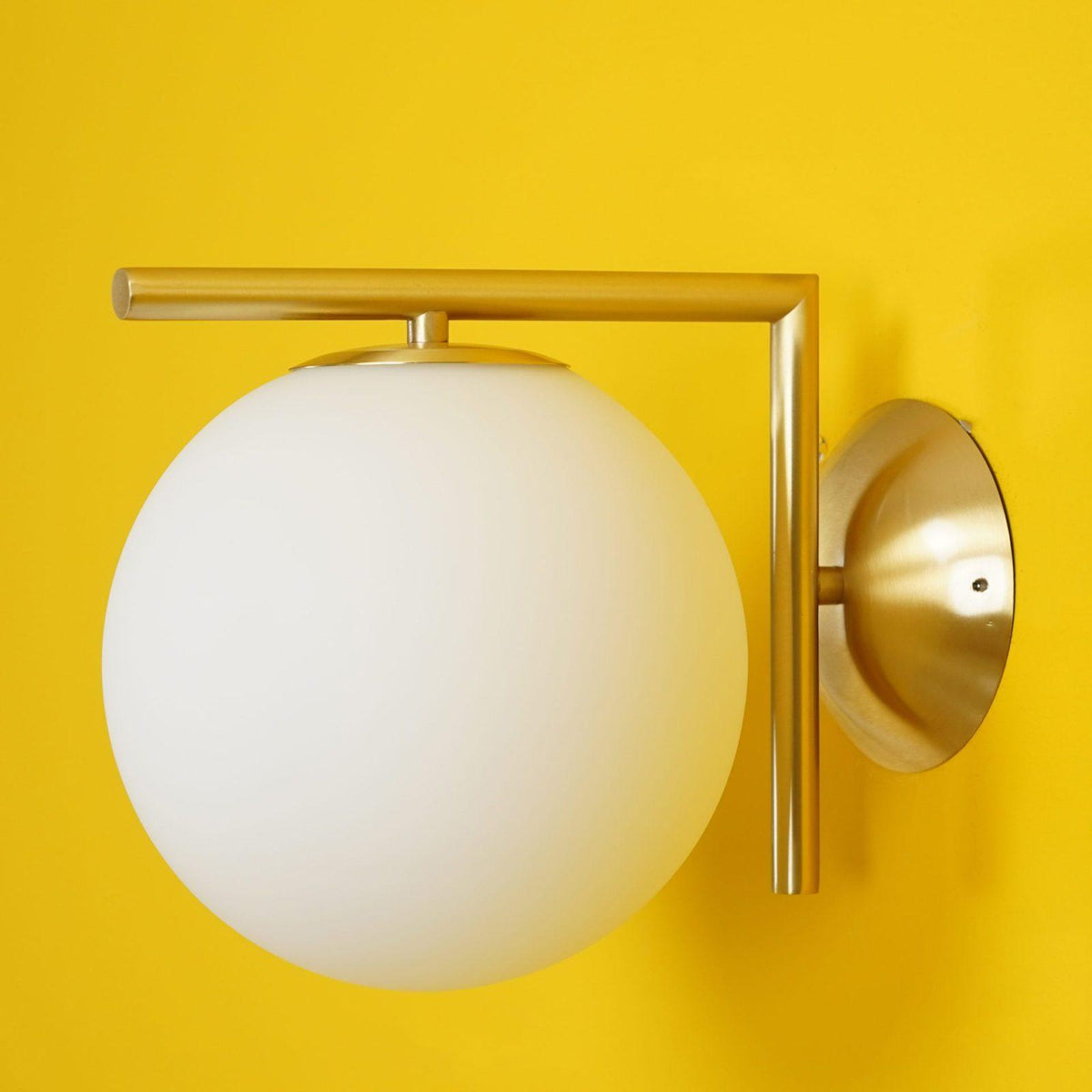 Joanna aplique de pared moderno minimalista en vidrio soplado opalino