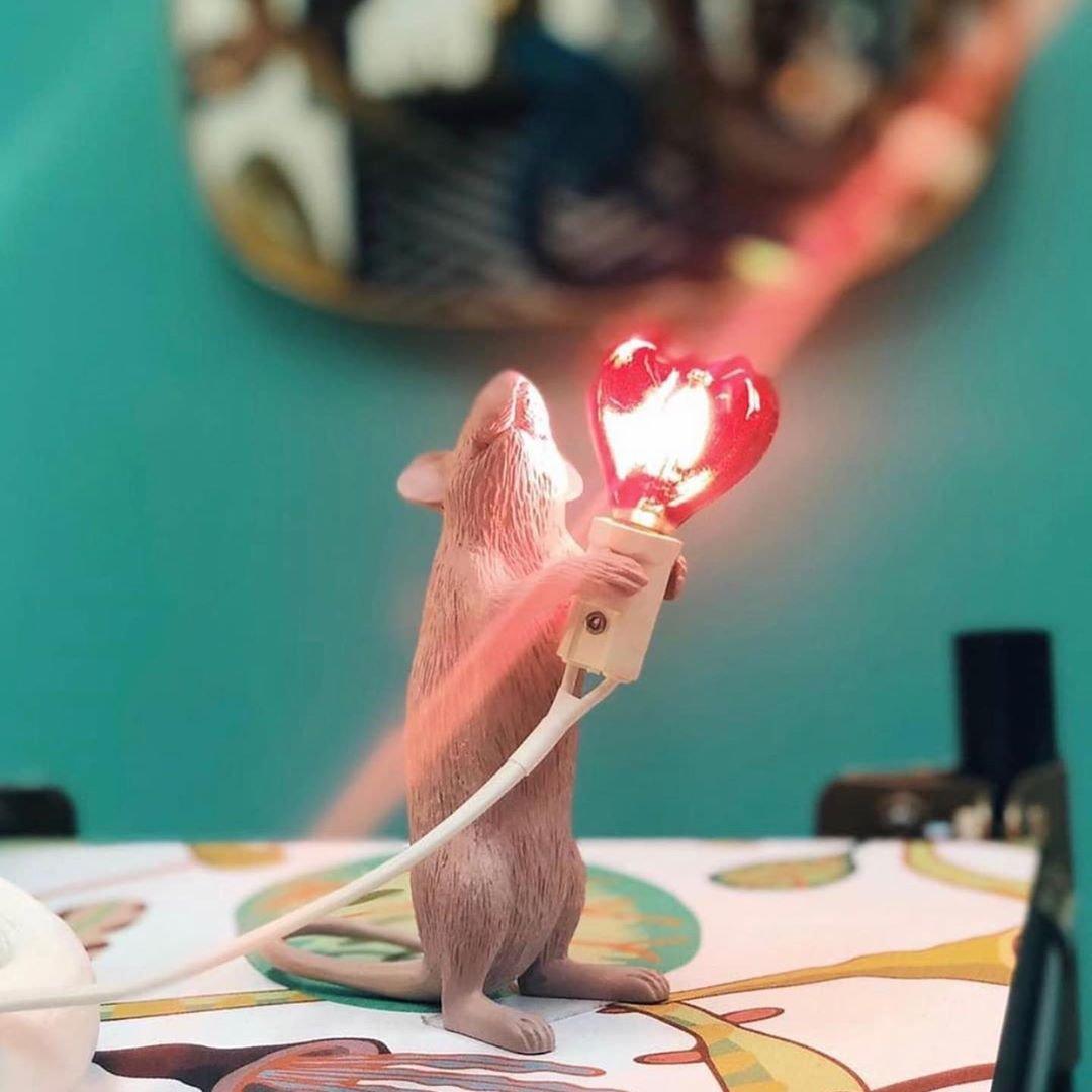Kalinix lámpara de mesa de resina con diseño caprichoso