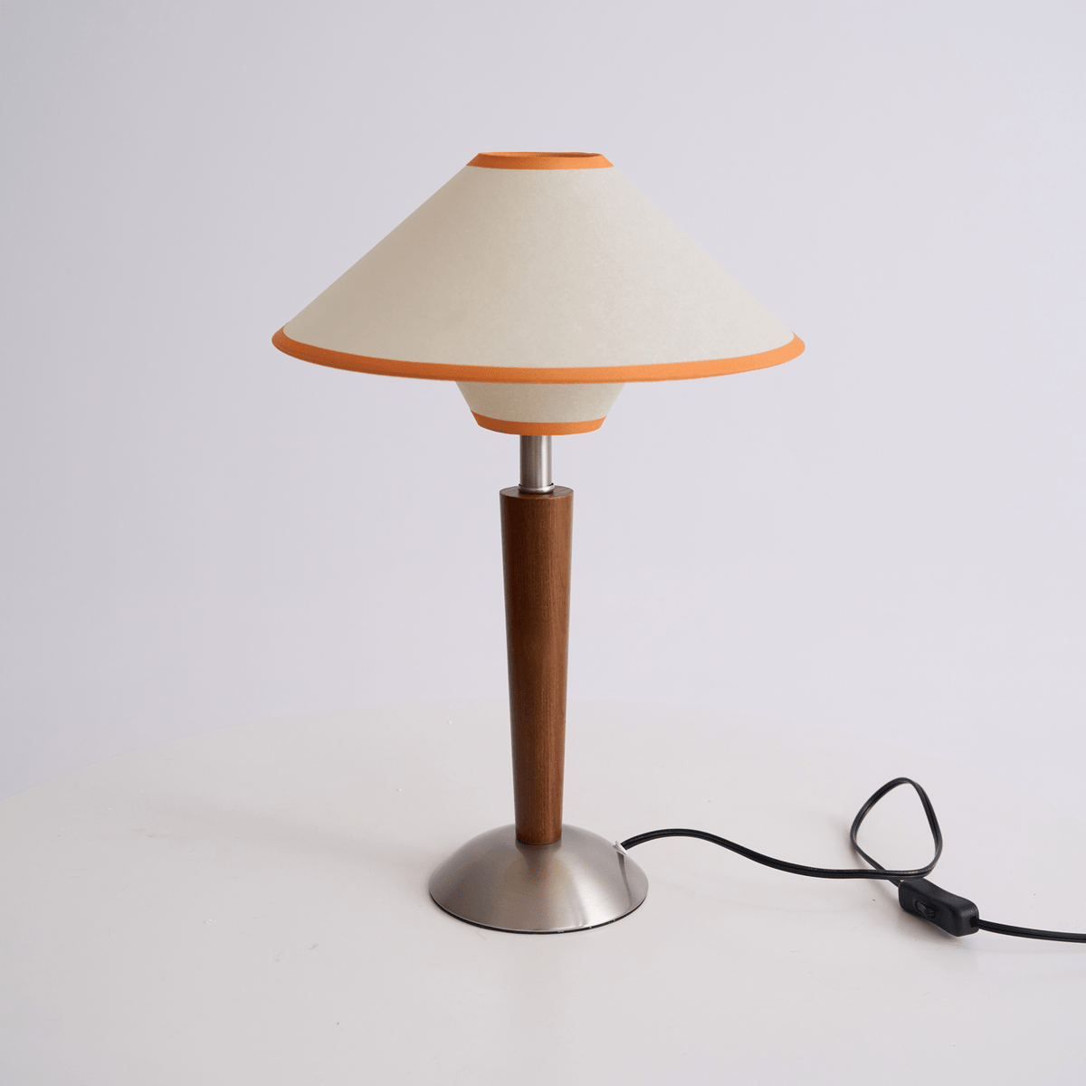 Roka lámpara de mesa Talonwood