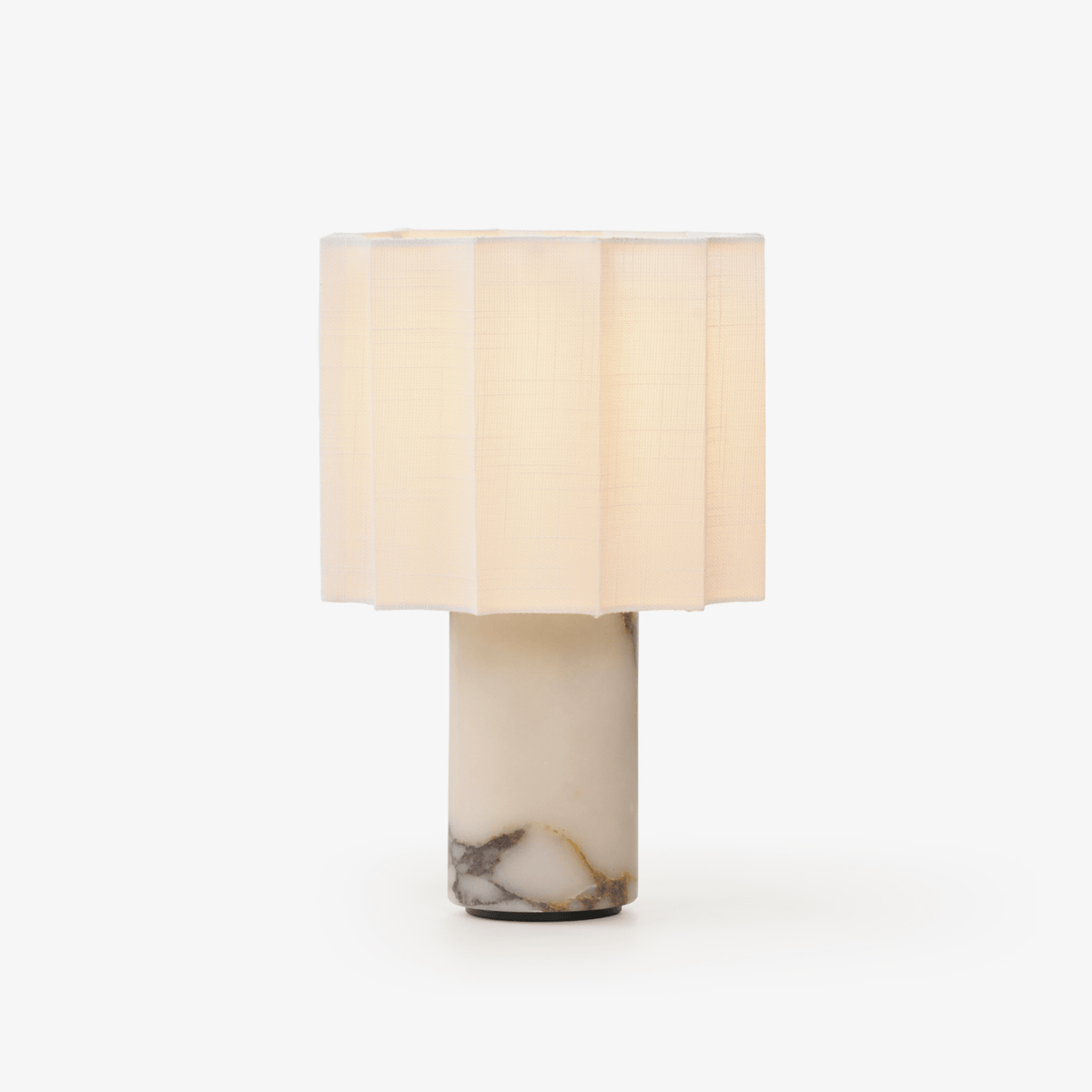 Serenity lámpara de mesa con pantalla de tejido plisado y base de mármol
