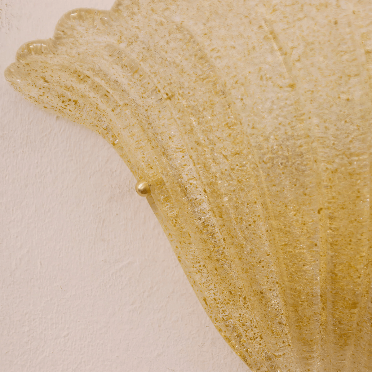 Celoeria aplique de pared con borde en escama y vidrio texturizado elegante