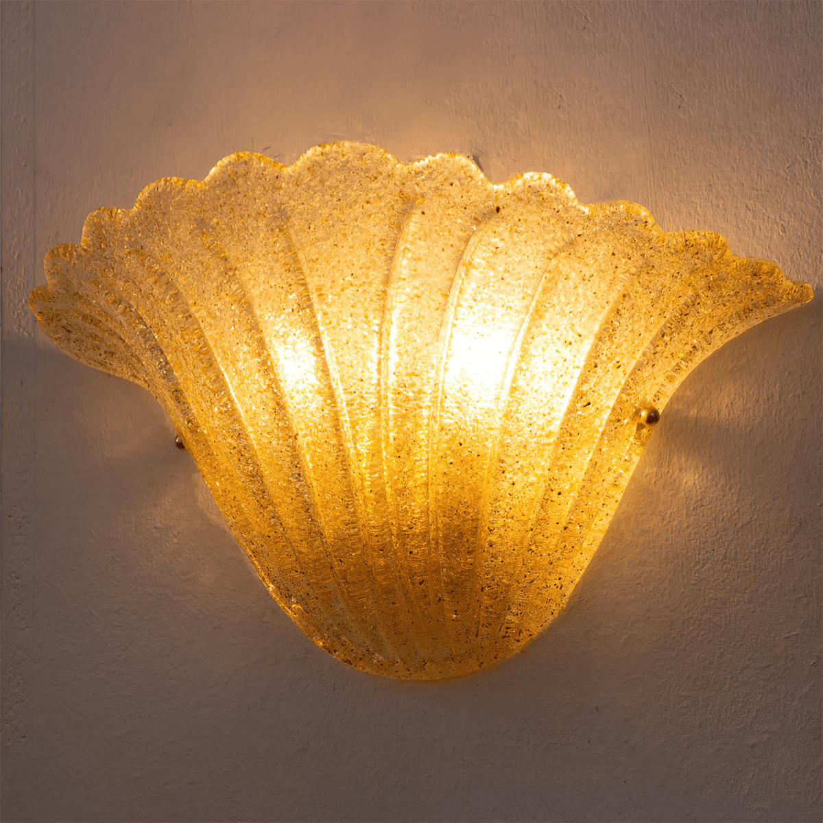 Celoeria aplique de pared con borde en escama y vidrio texturizado elegante