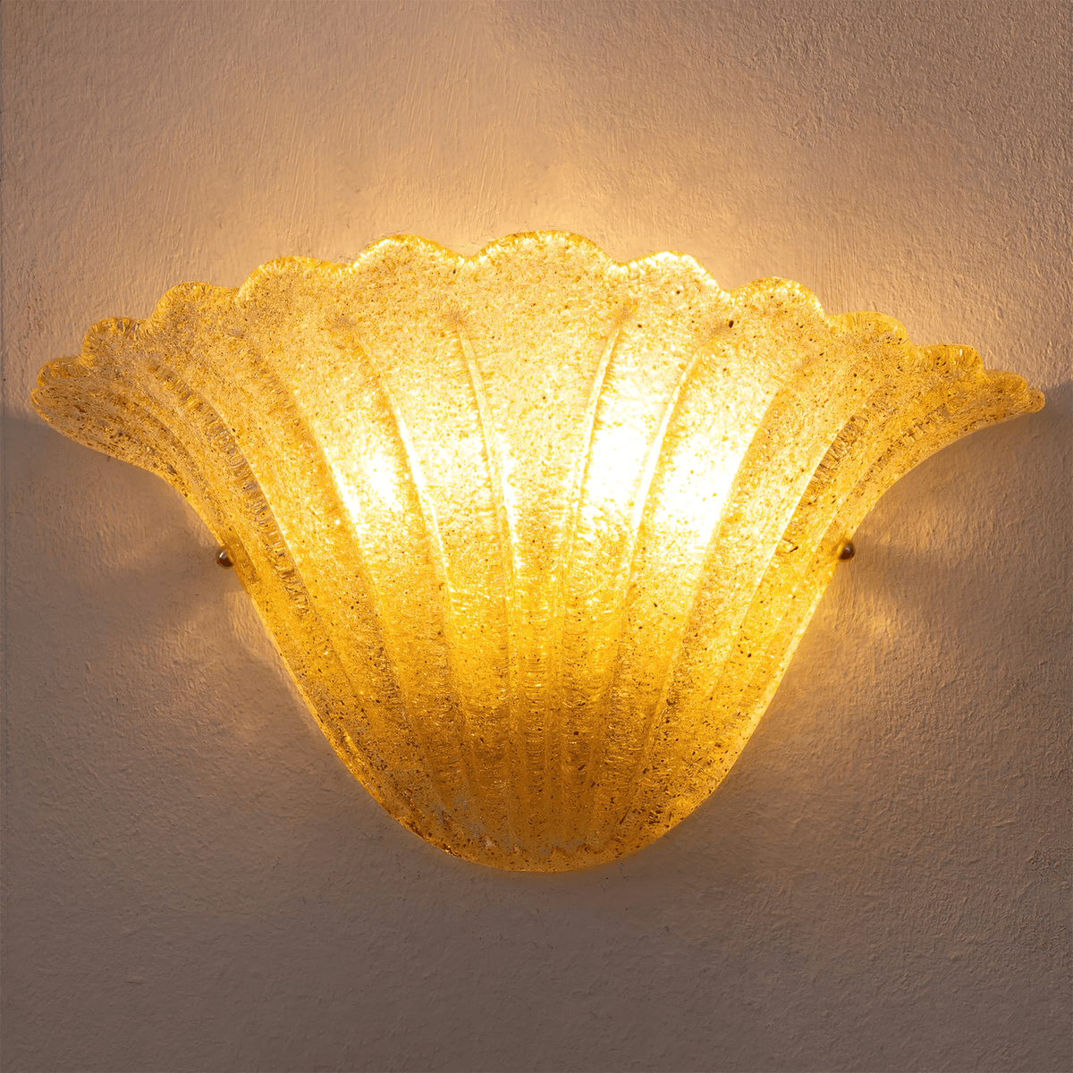 Celoeria aplique de pared con borde en escama y vidrio texturizado elegante