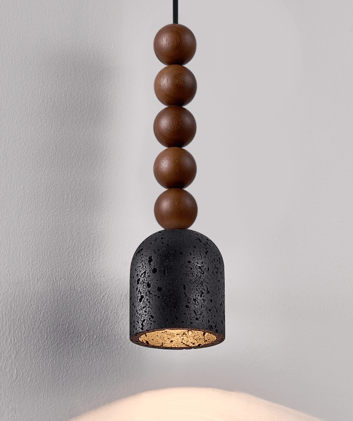 Tavirine lámpara colgante con bolas de madera y pantalla de travertino