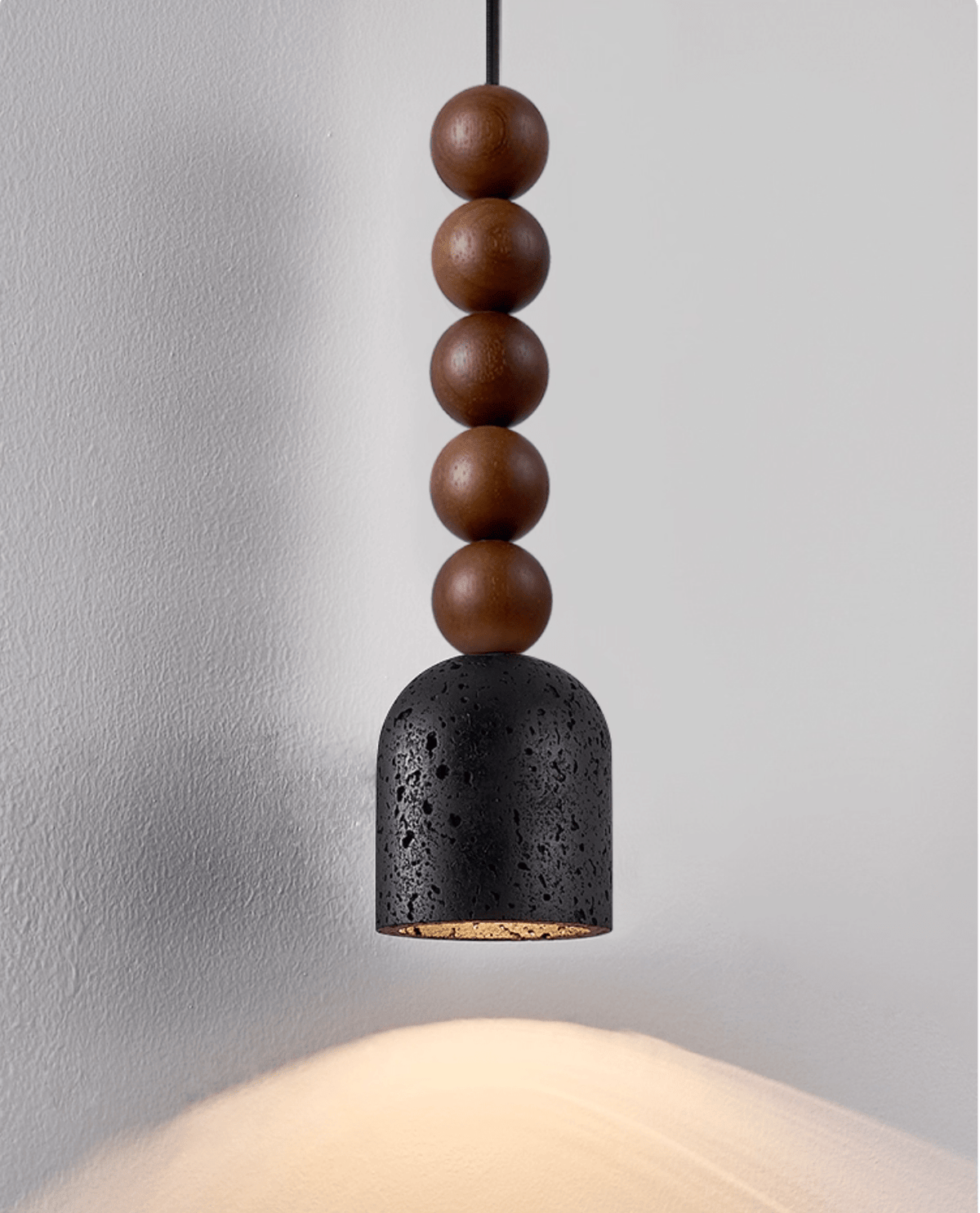 Tavirine lámpara colgante con bolas de madera y pantalla de travertino