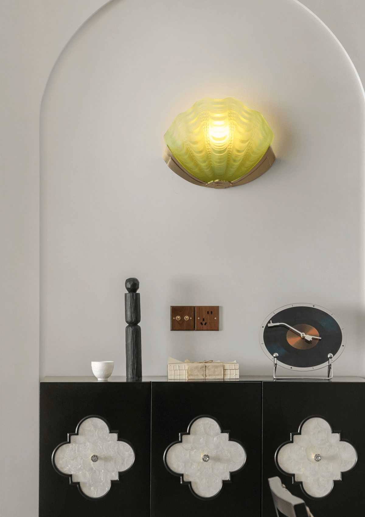 Nico aplique de pared Art Deco con pantalla de vidrio esmerilado en forma de escama
