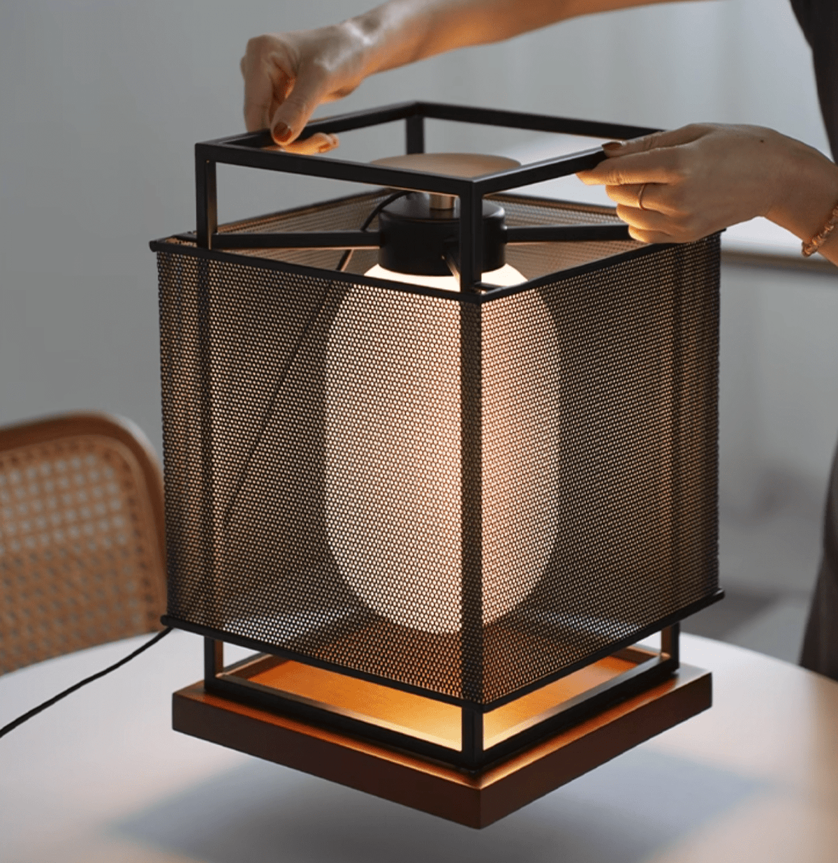 Bravik lámpara de mesa