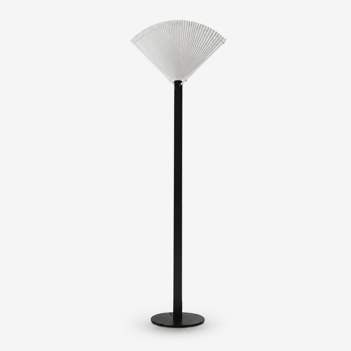 Lámpara de pie con ventilador plisado
