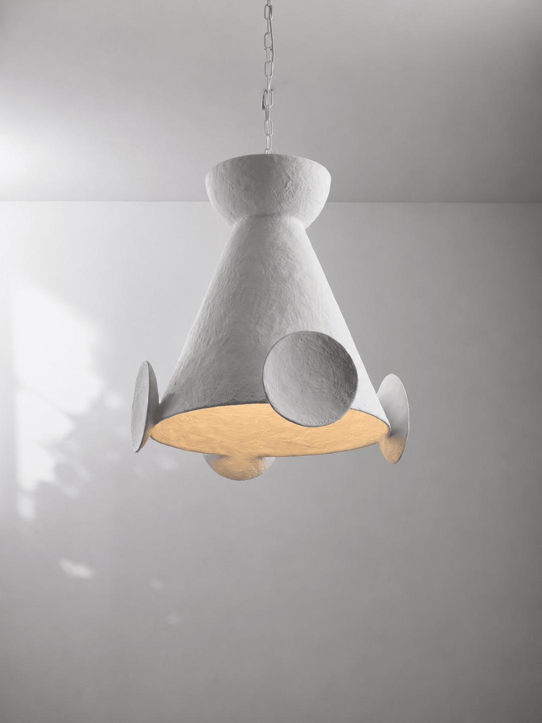 Sculptural lámpara colgante de yeso en forma de cono