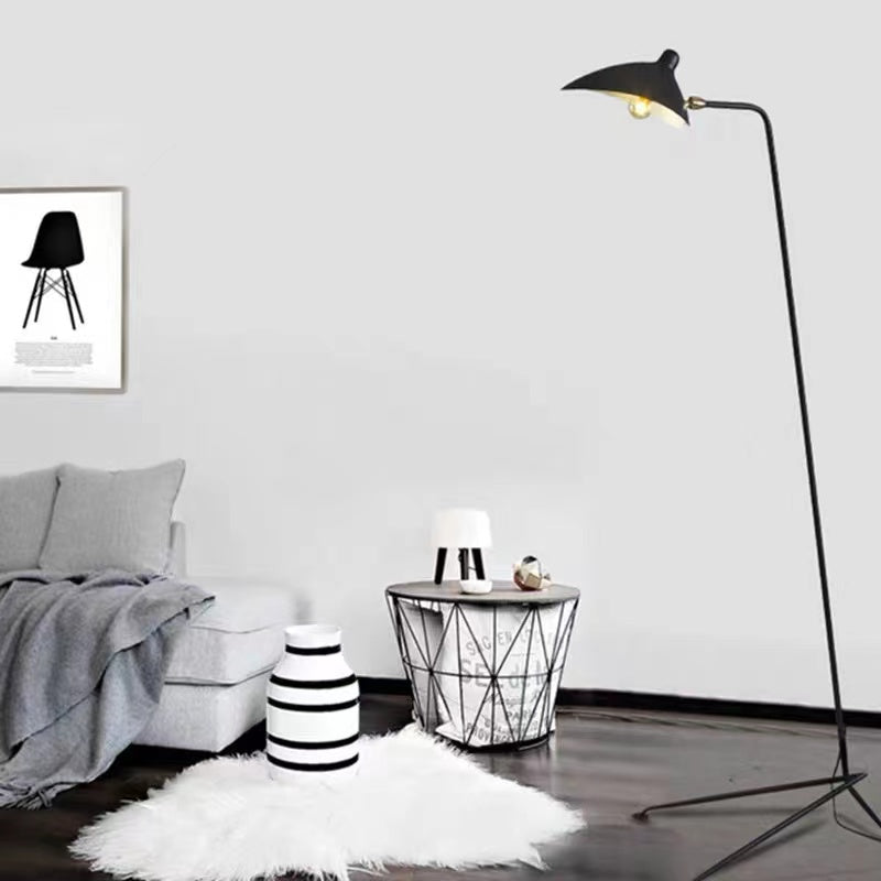 Mira Diseña Irregular Metal LED Lámpara de Pie Negra