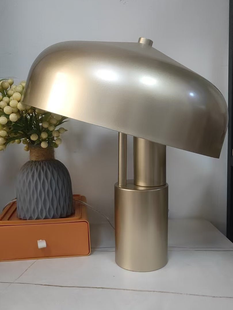 Kite lámpara de mesa en latón orgánico para escritorio