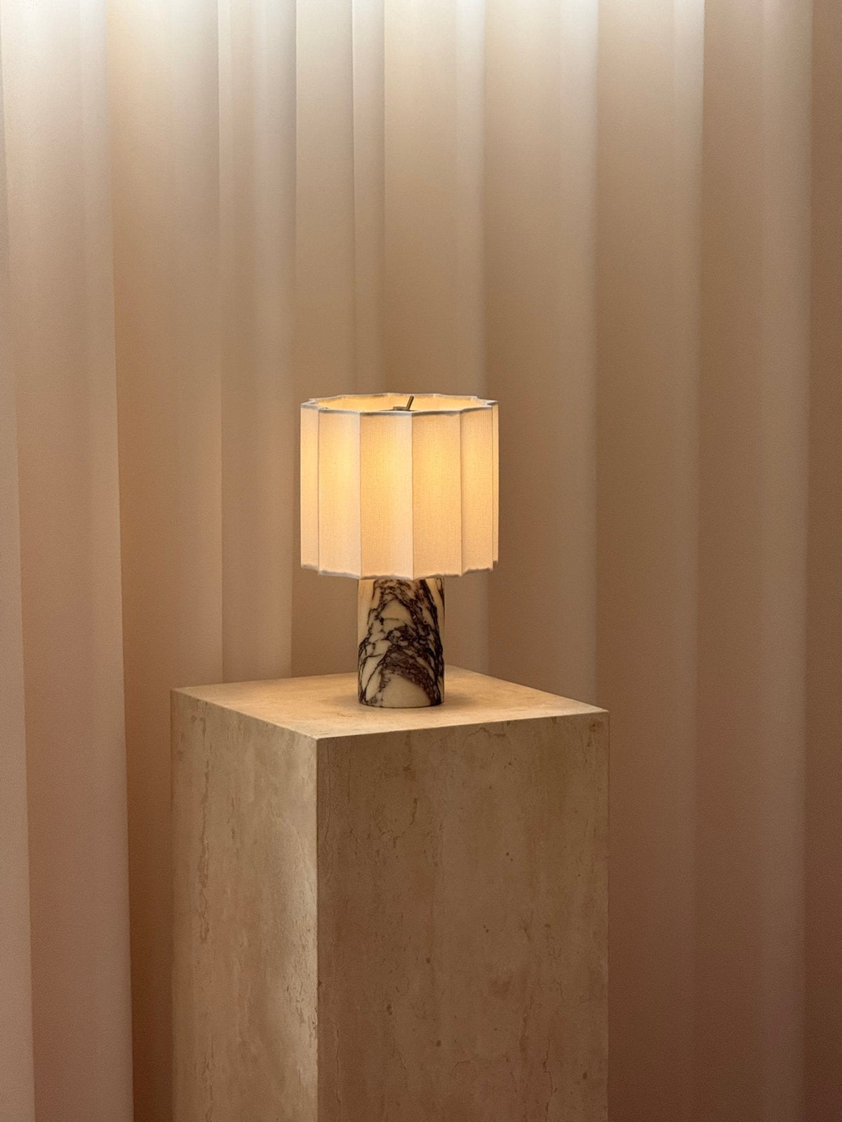 Serenity lámpara de mesa con pantalla de tejido plisado y base de mármol