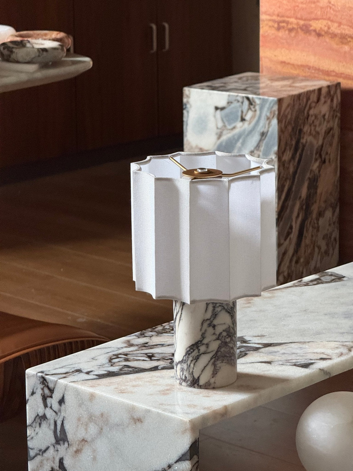 Serenity lámpara de mesa con pantalla de tejido plisado y base de mármol