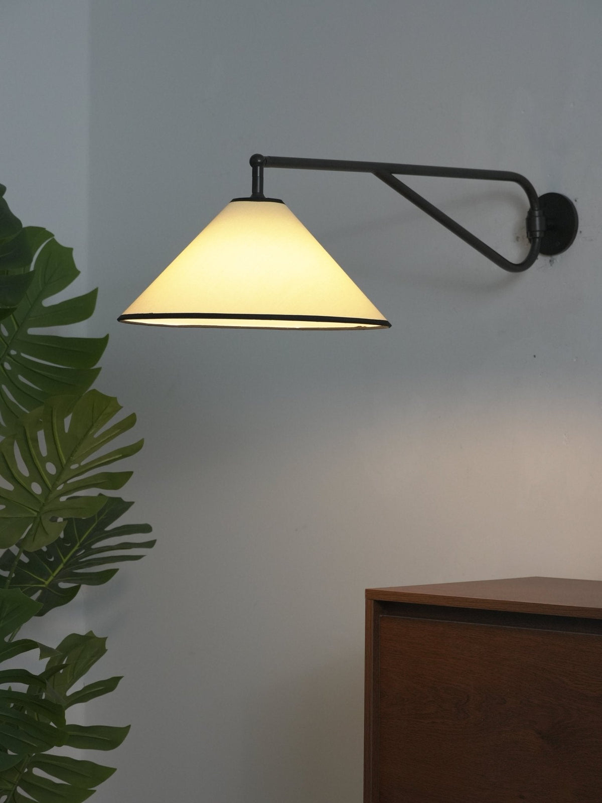 Zane aplique de pared minimalista con brazo oscilante y pantalla de tejido