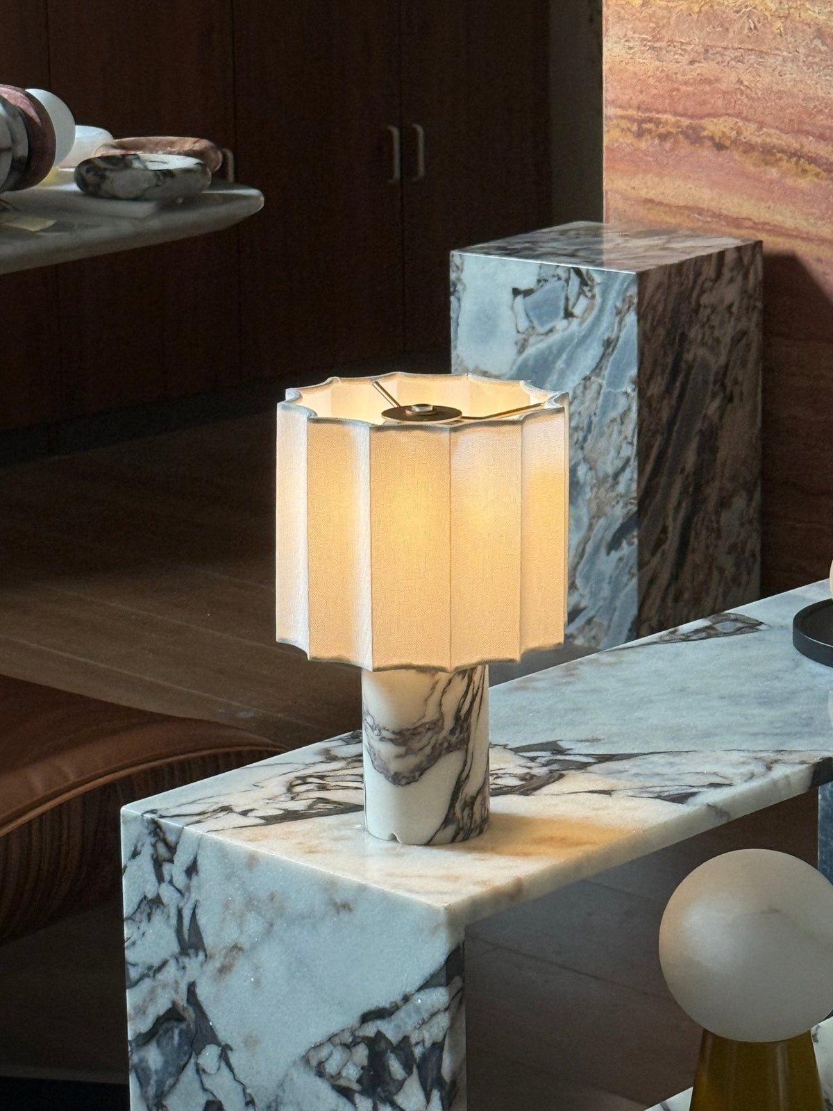 Serenity lámpara de mesa con pantalla de tejido plisado y base de mármol