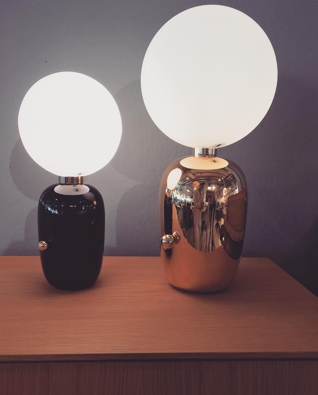 Nyxen lámpara de mesa industrial de vidrio
