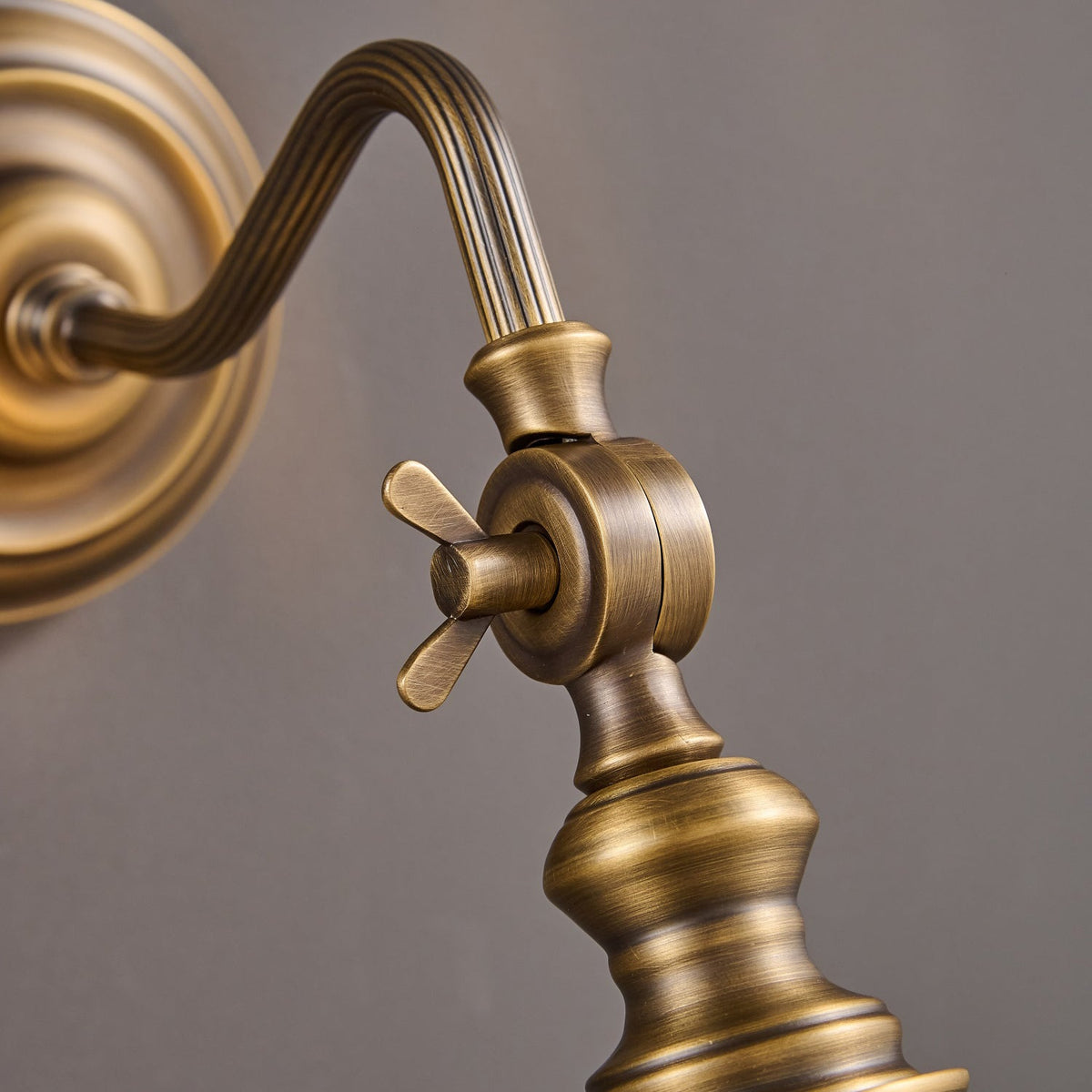 Orelelenne aplique de pared Gooseneck