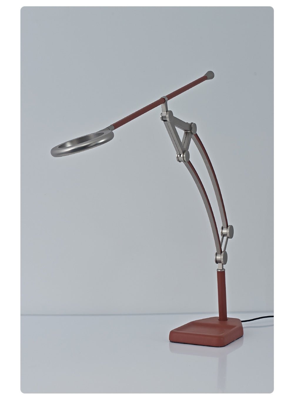 Valombre lámpara de mesa regulable articulada