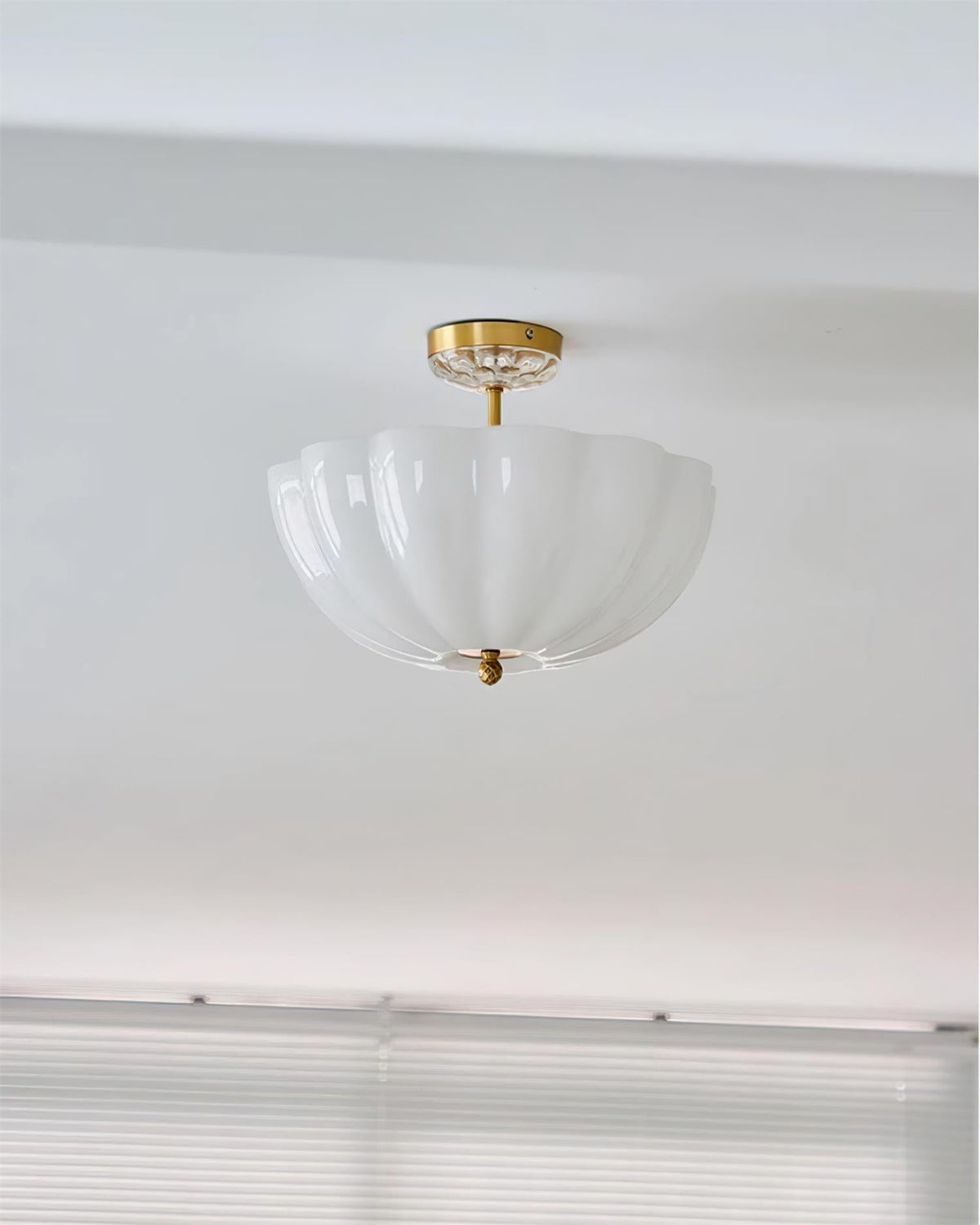 Cava lámpara de techo en latón y vidrio con elegante silueta de pétalo moderna