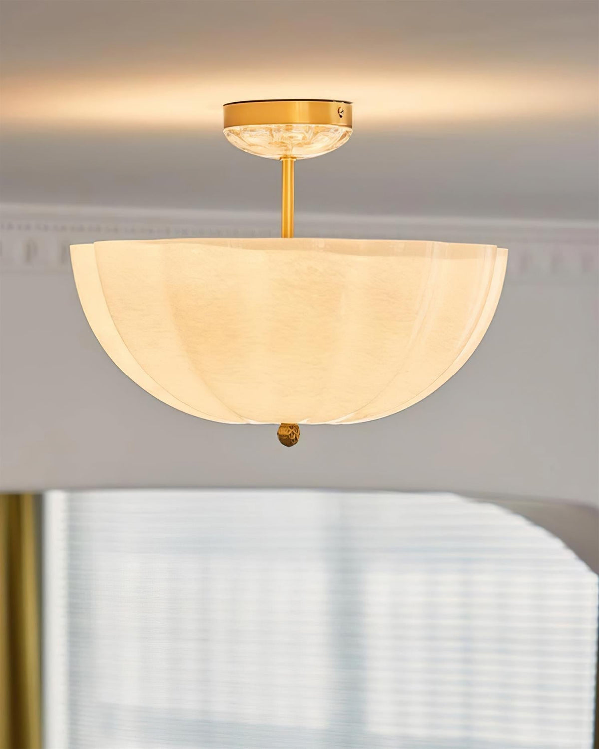 Cava lámpara de techo en latón y vidrio con elegante silueta de pétalo moderna