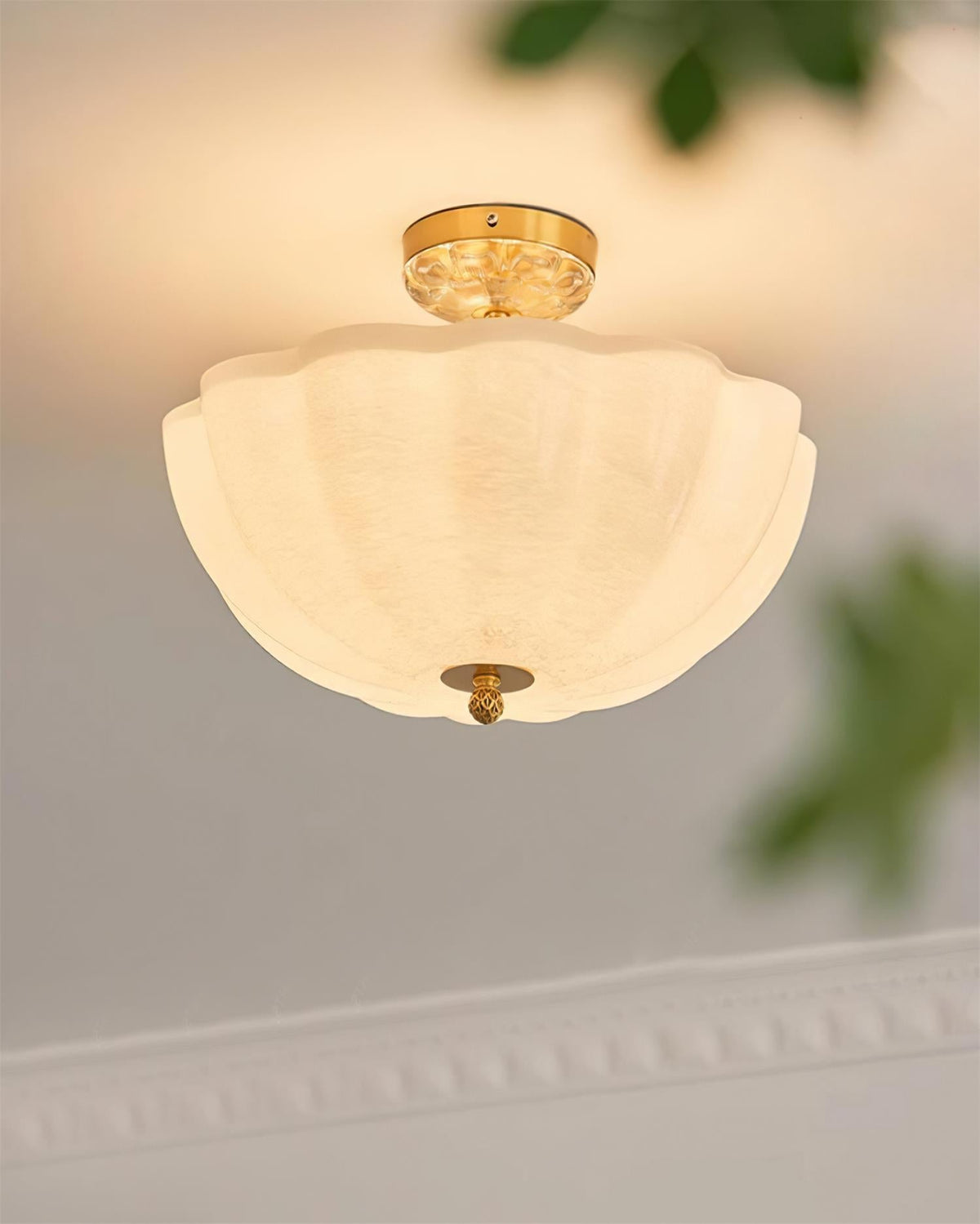 Cava lámpara de techo en latón y vidrio con elegante silueta de pétalo moderna
