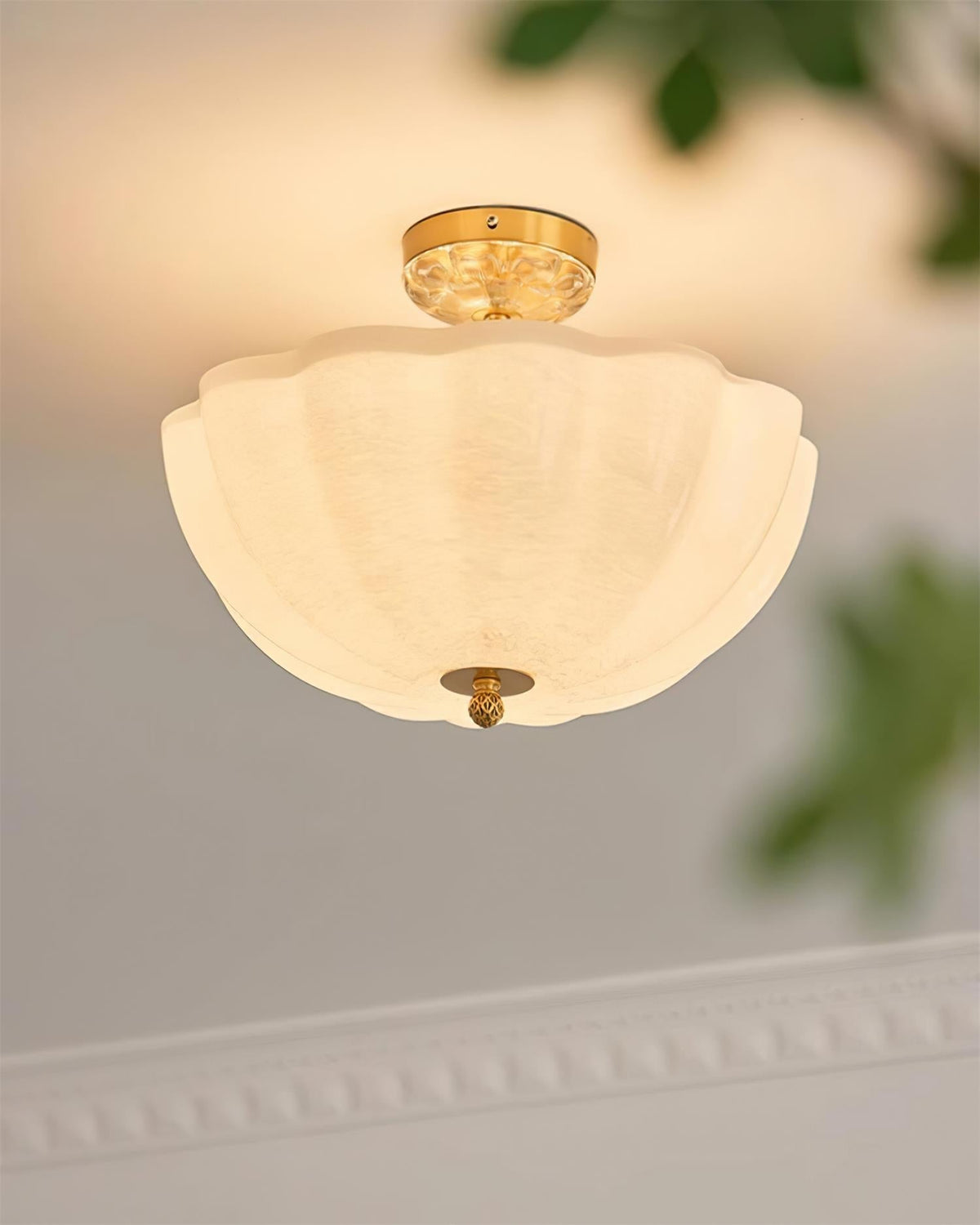 Cava lámpara de techo en latón y vidrio con elegante silueta de pétalo moderna