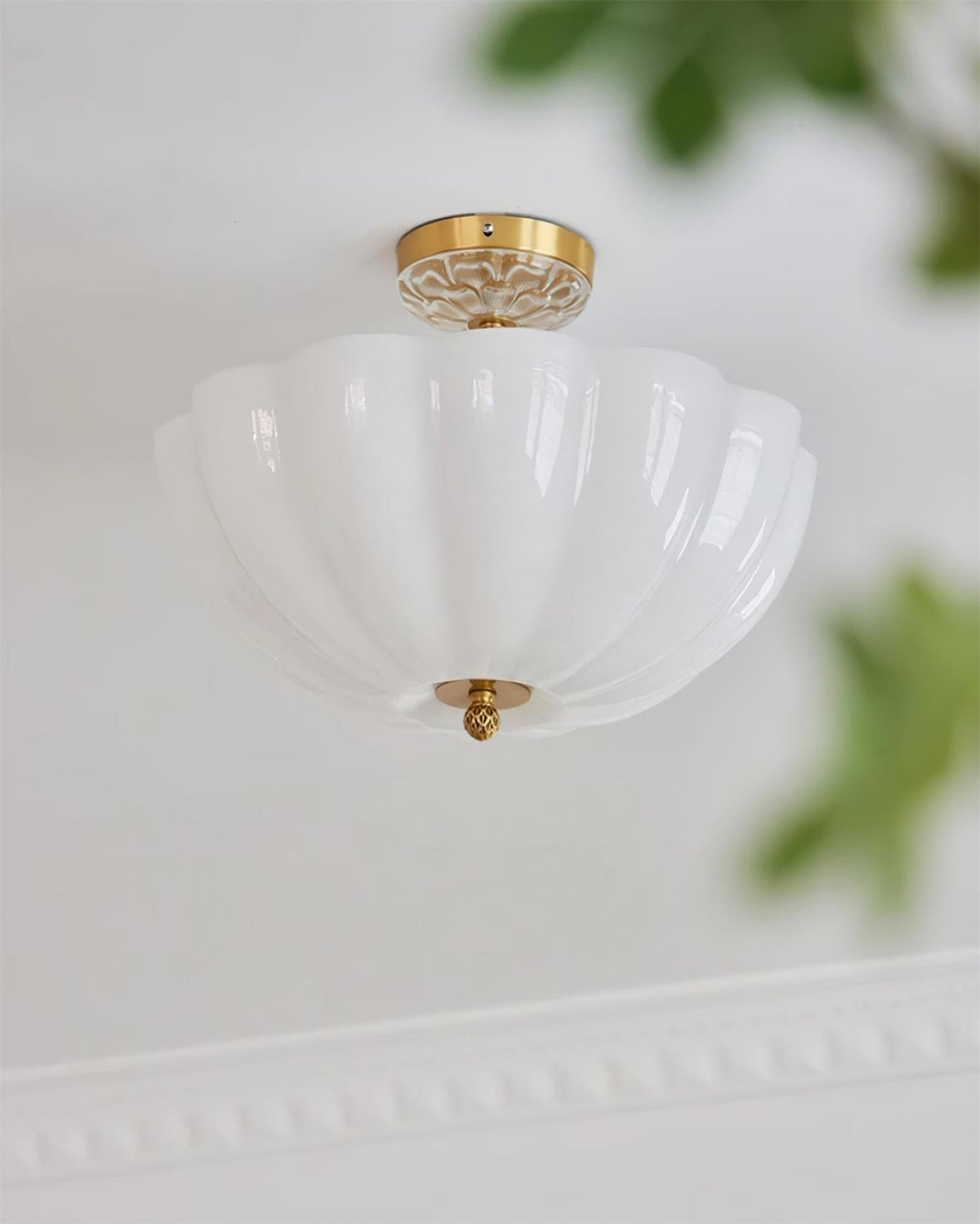 Cava lámpara de techo en latón y vidrio con elegante silueta de pétalo moderna