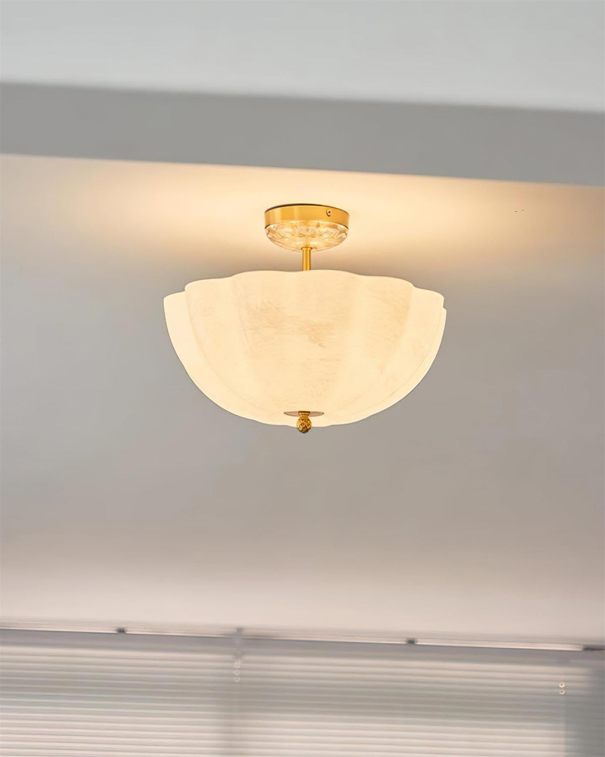 Cava lámpara de techo en latón y vidrio con elegante silueta de pétalo moderna