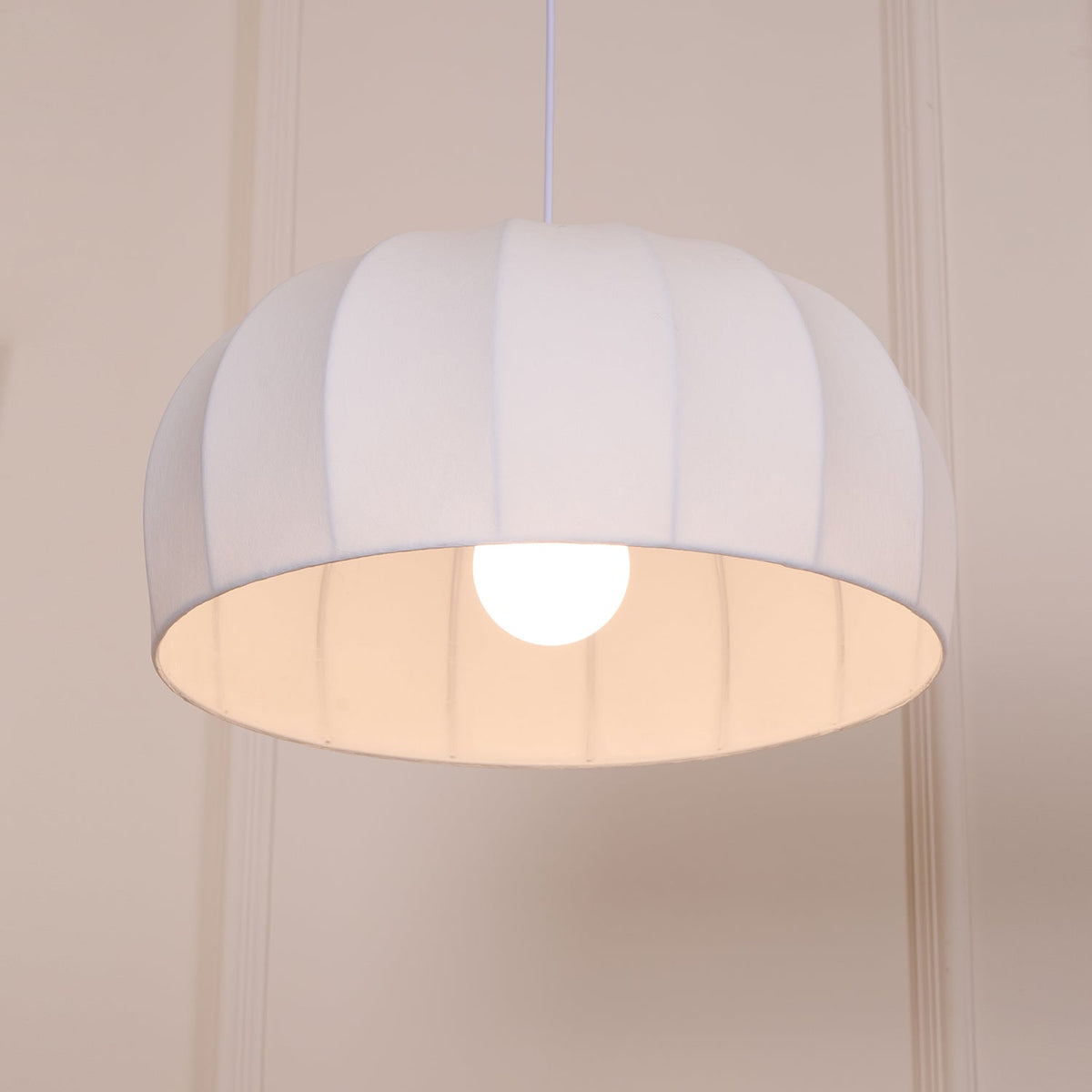 Fioeina lámpara colgante con cúpula de tela blanca