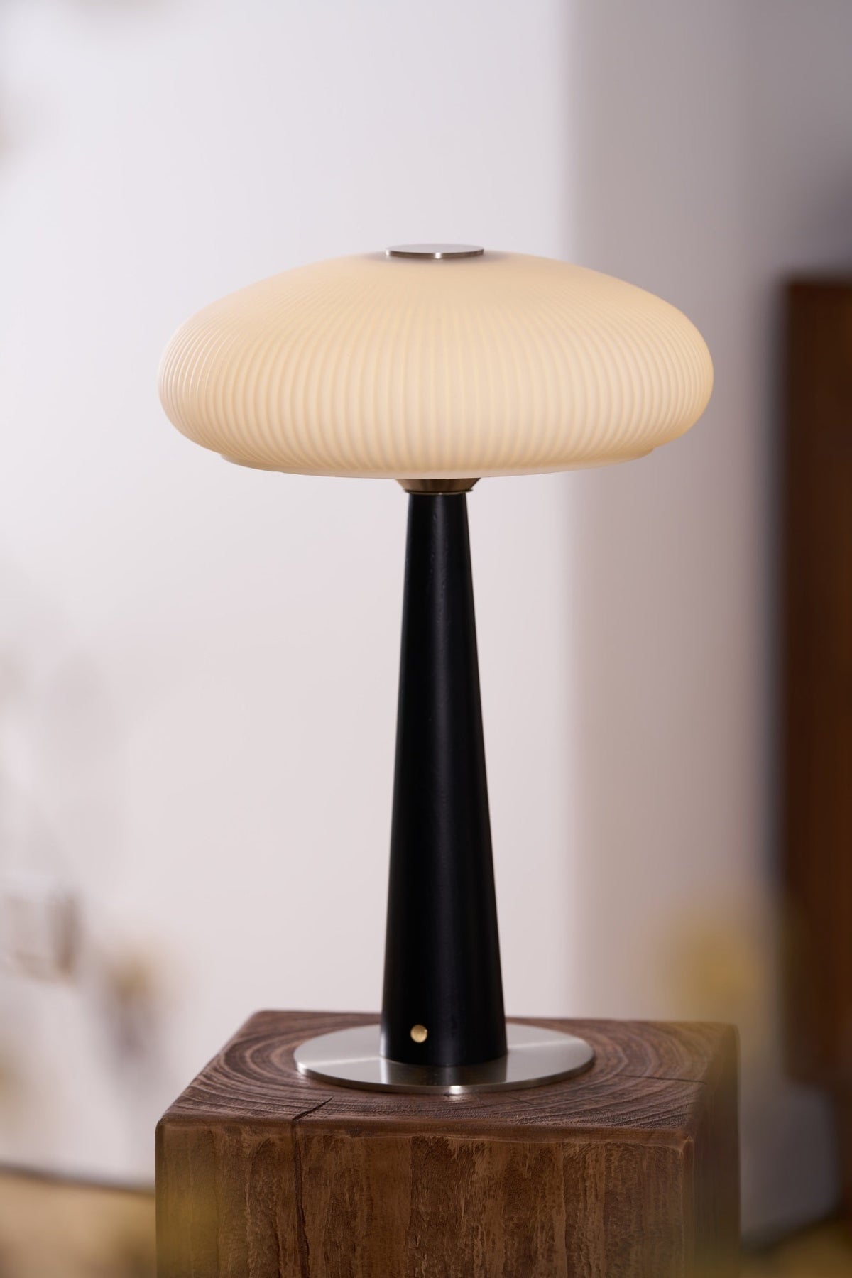 Lámpara de mesa minimalista de madera resplandor