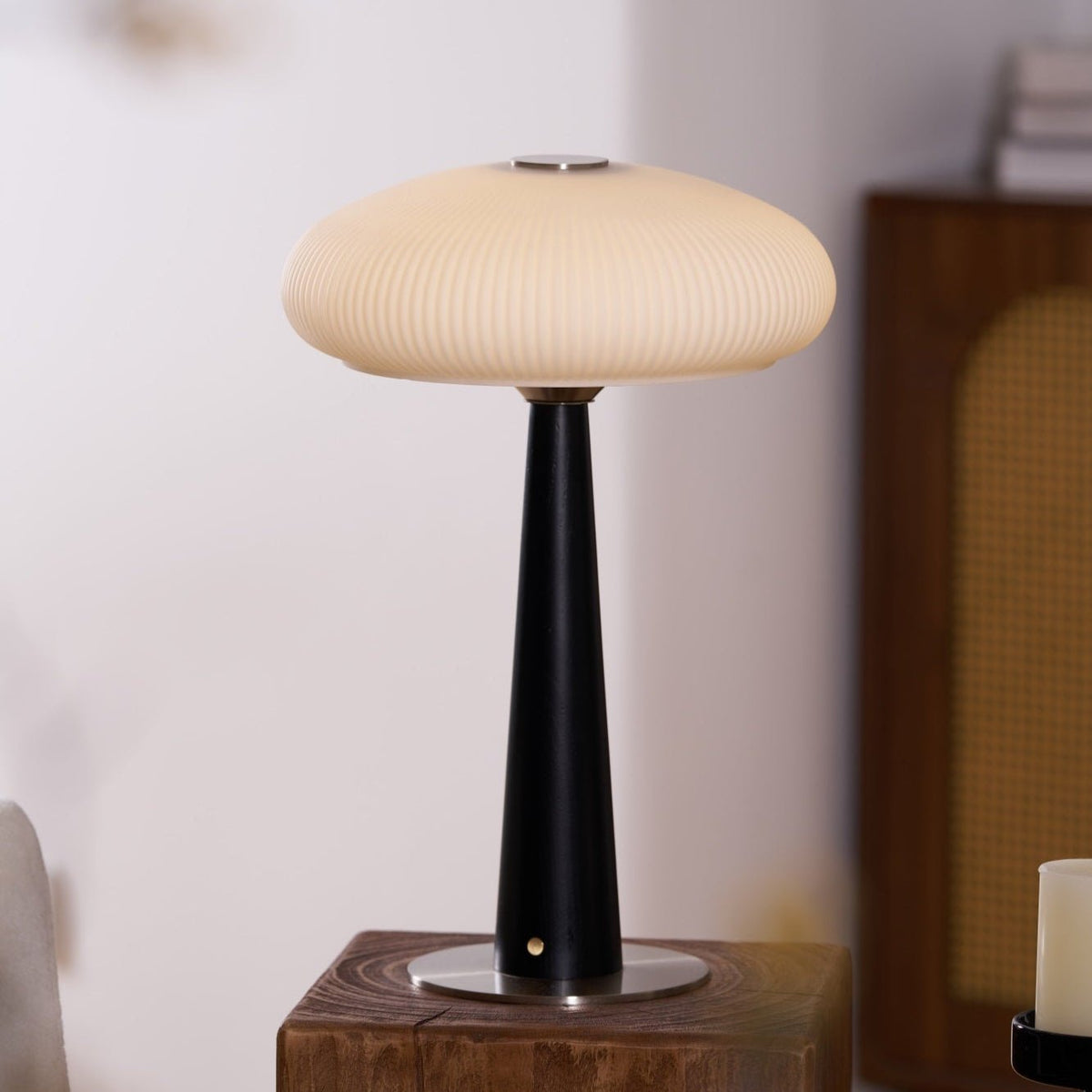 Lámpara de mesa minimalista de madera resplandor