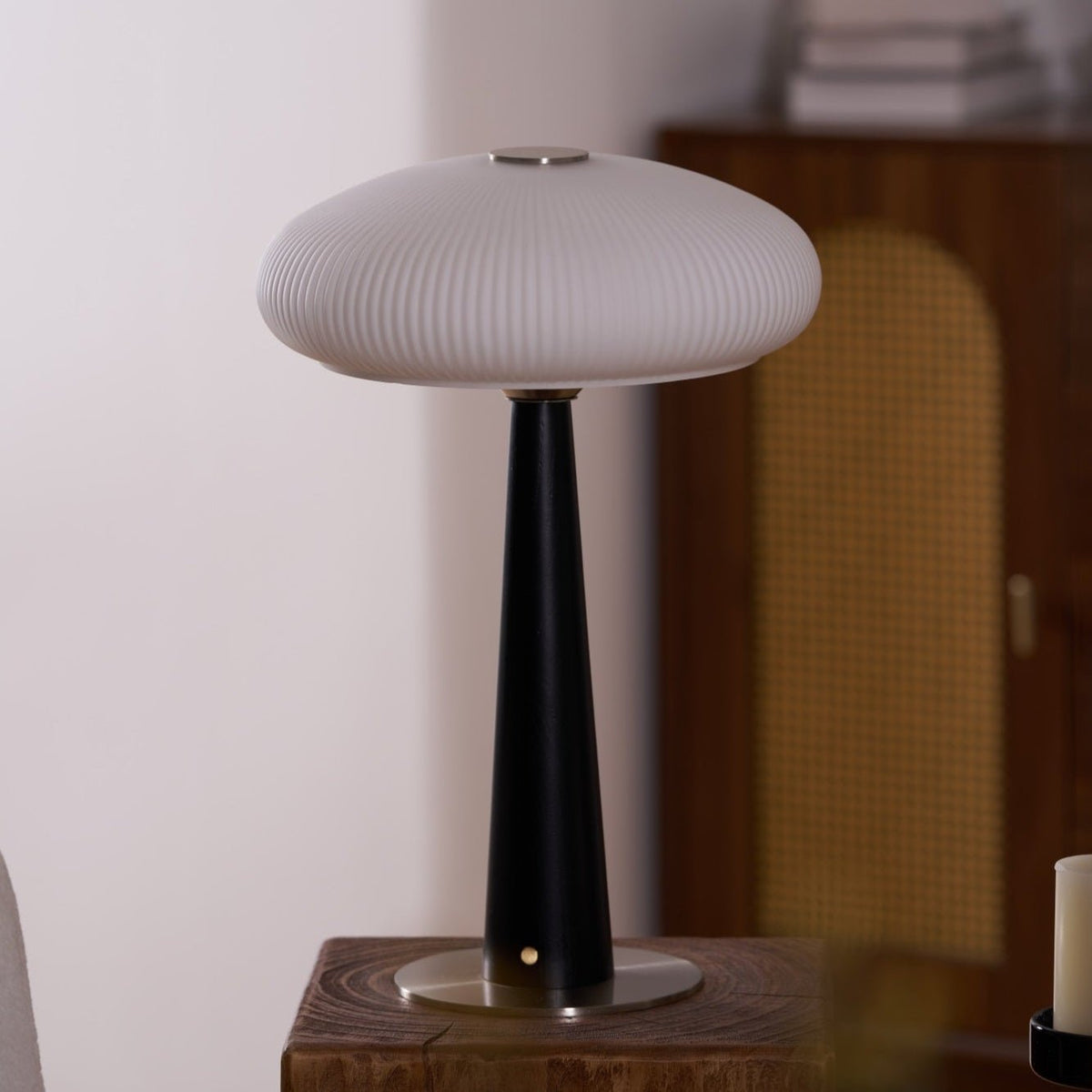 Lámpara de mesa minimalista de madera resplandor