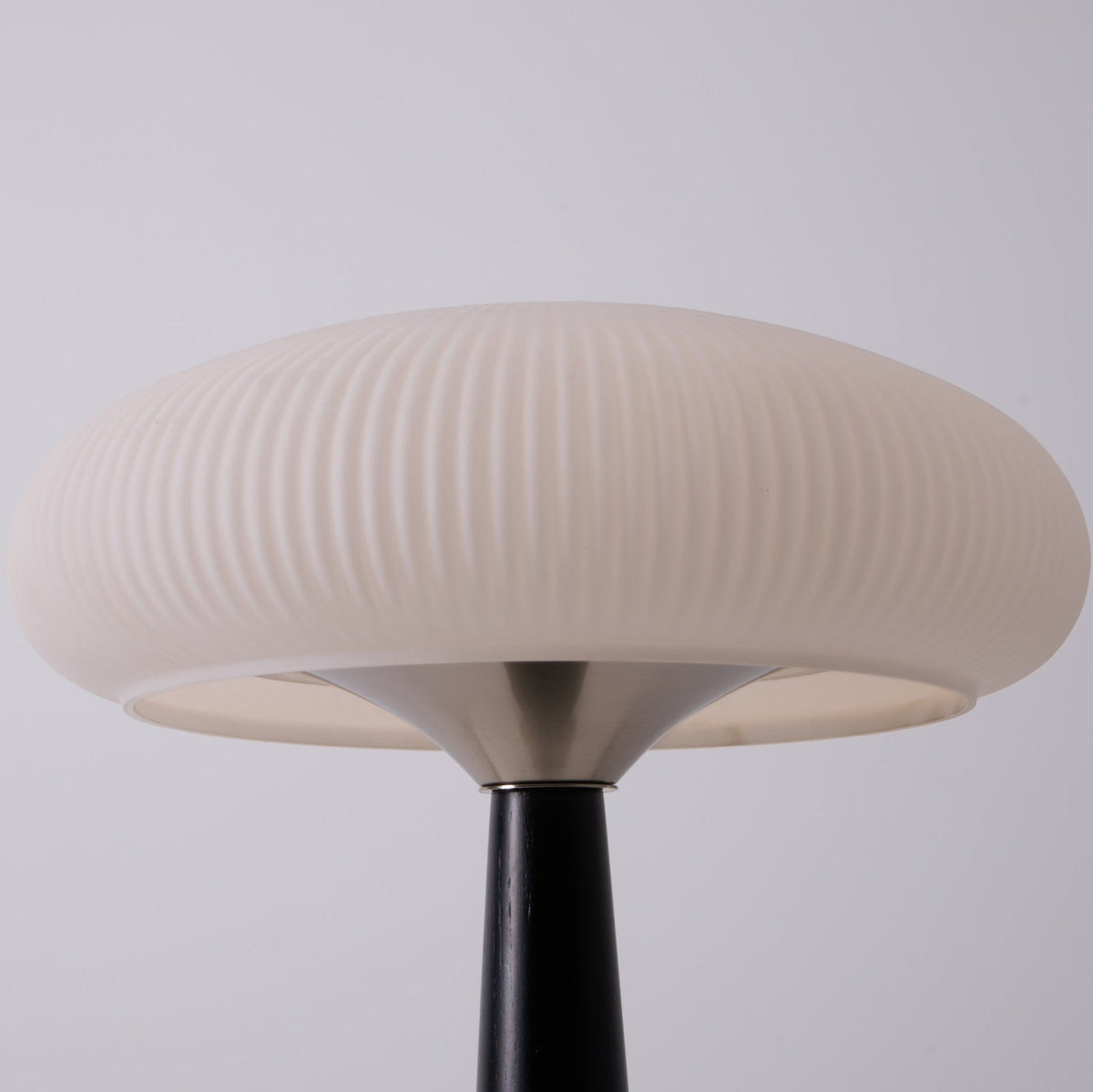 Lámpara de mesa minimalista de madera resplandor