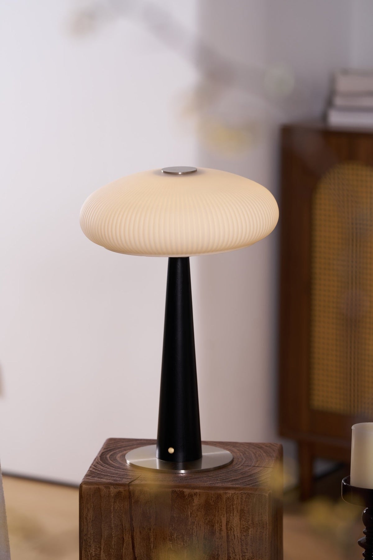Lámpara de mesa minimalista de madera resplandor
