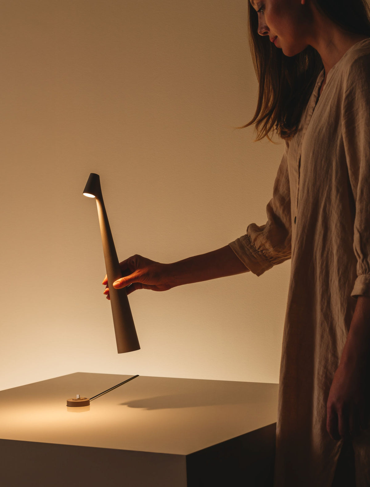 Nirerora lámpara de mesa de acrílico minimalista